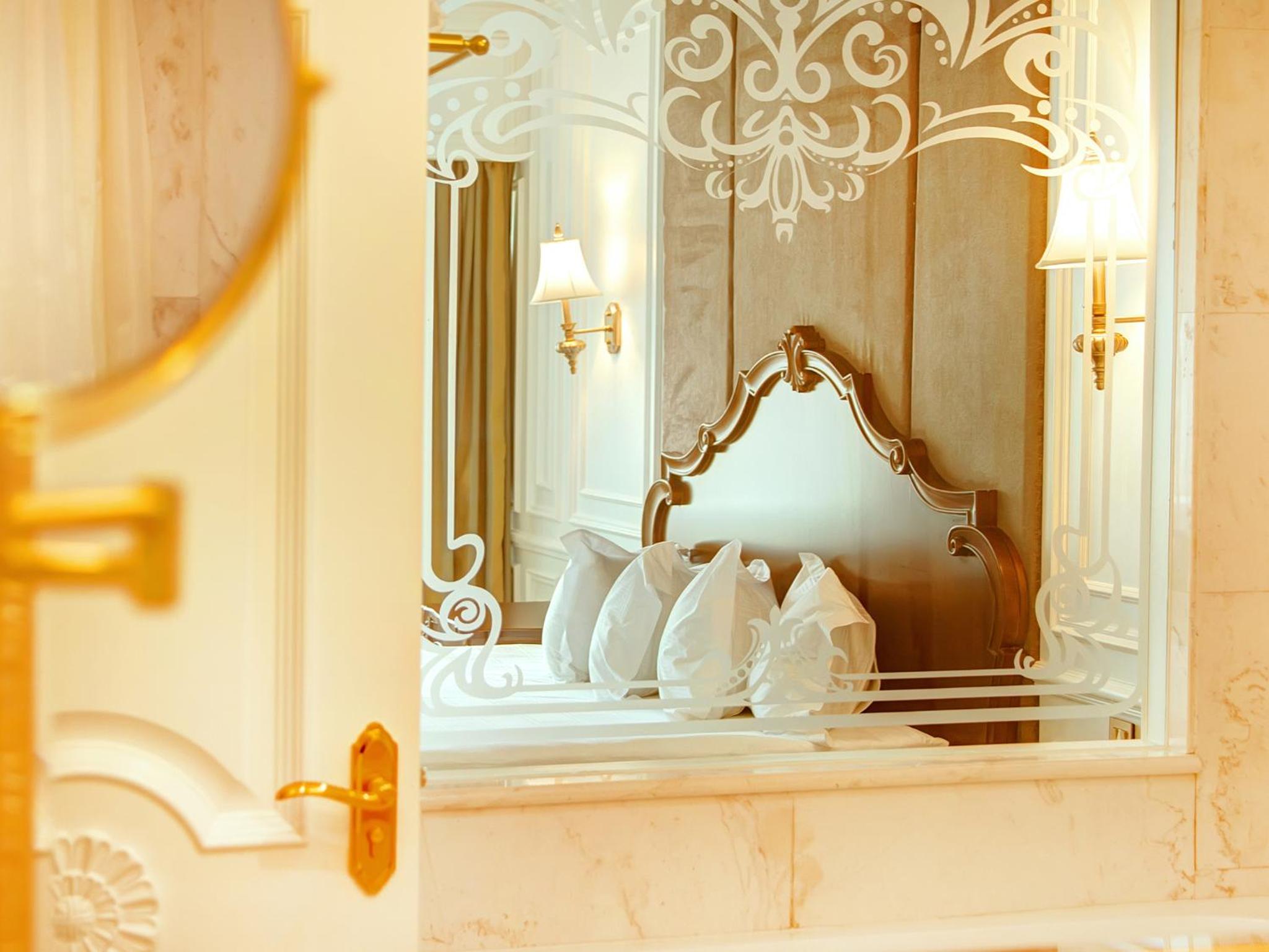 Deluxe King Room - Photo 2