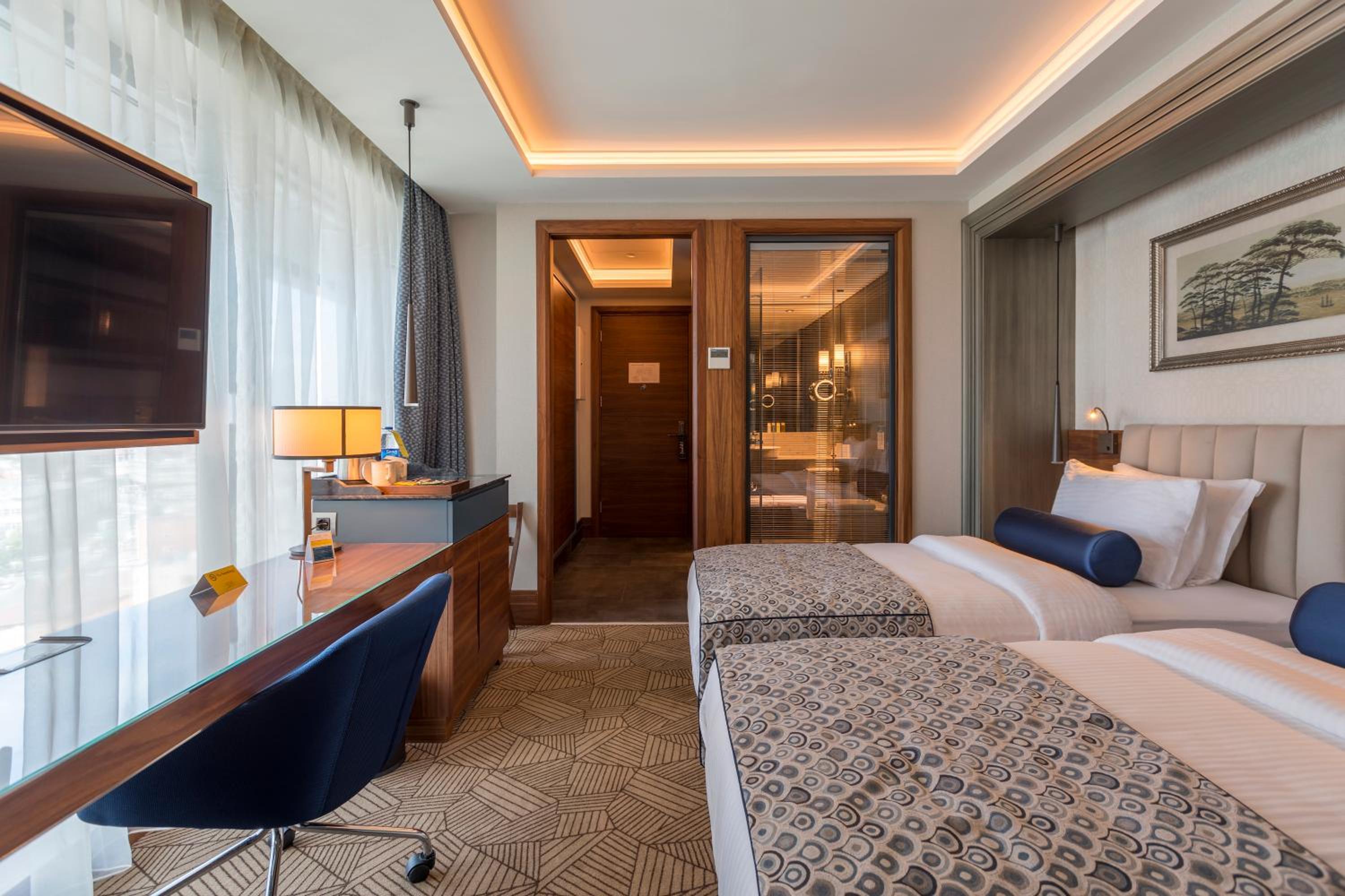 Superior Queen Room with City View photo 1