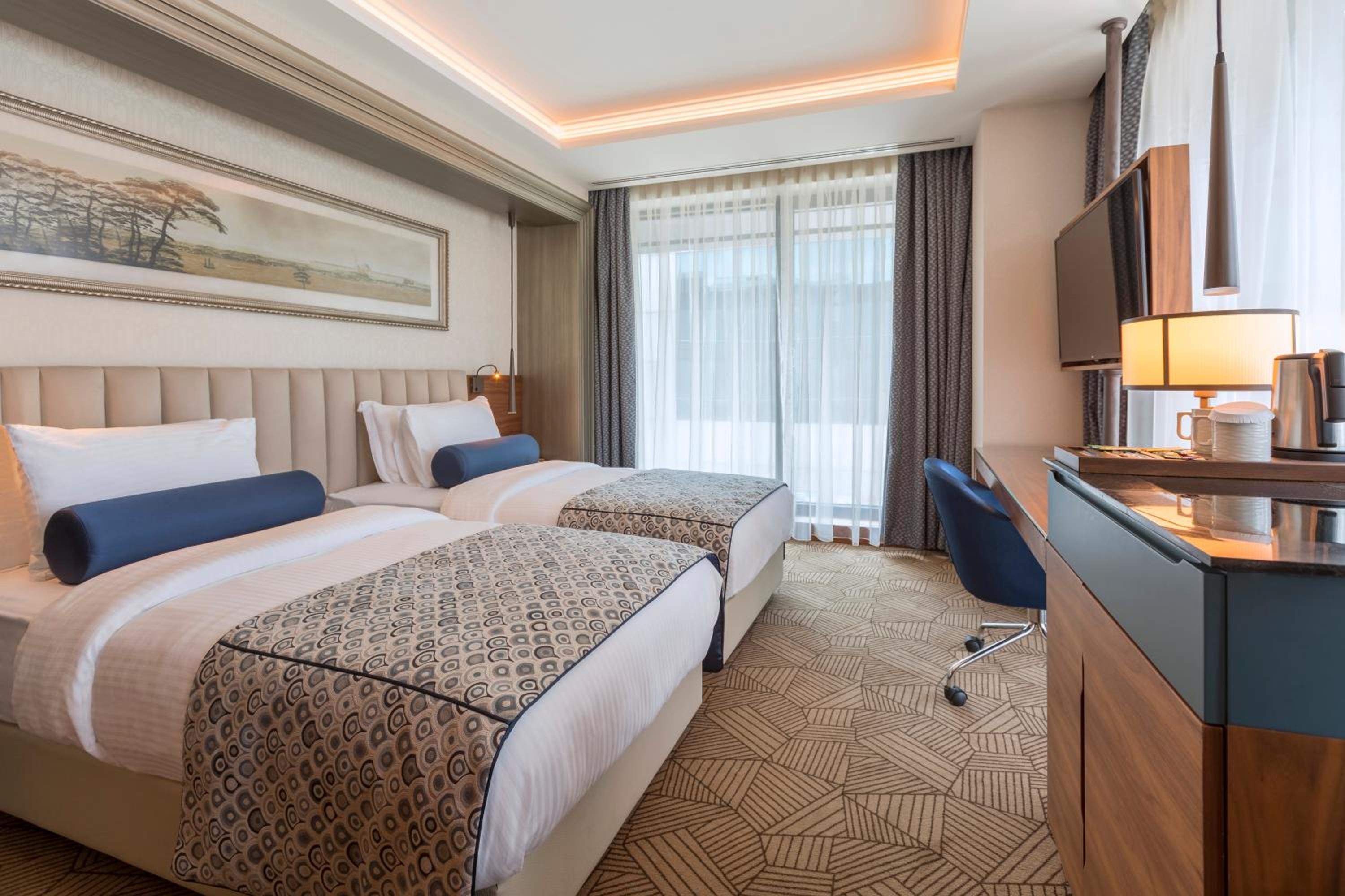 Superior Queen Room with City View photo 2