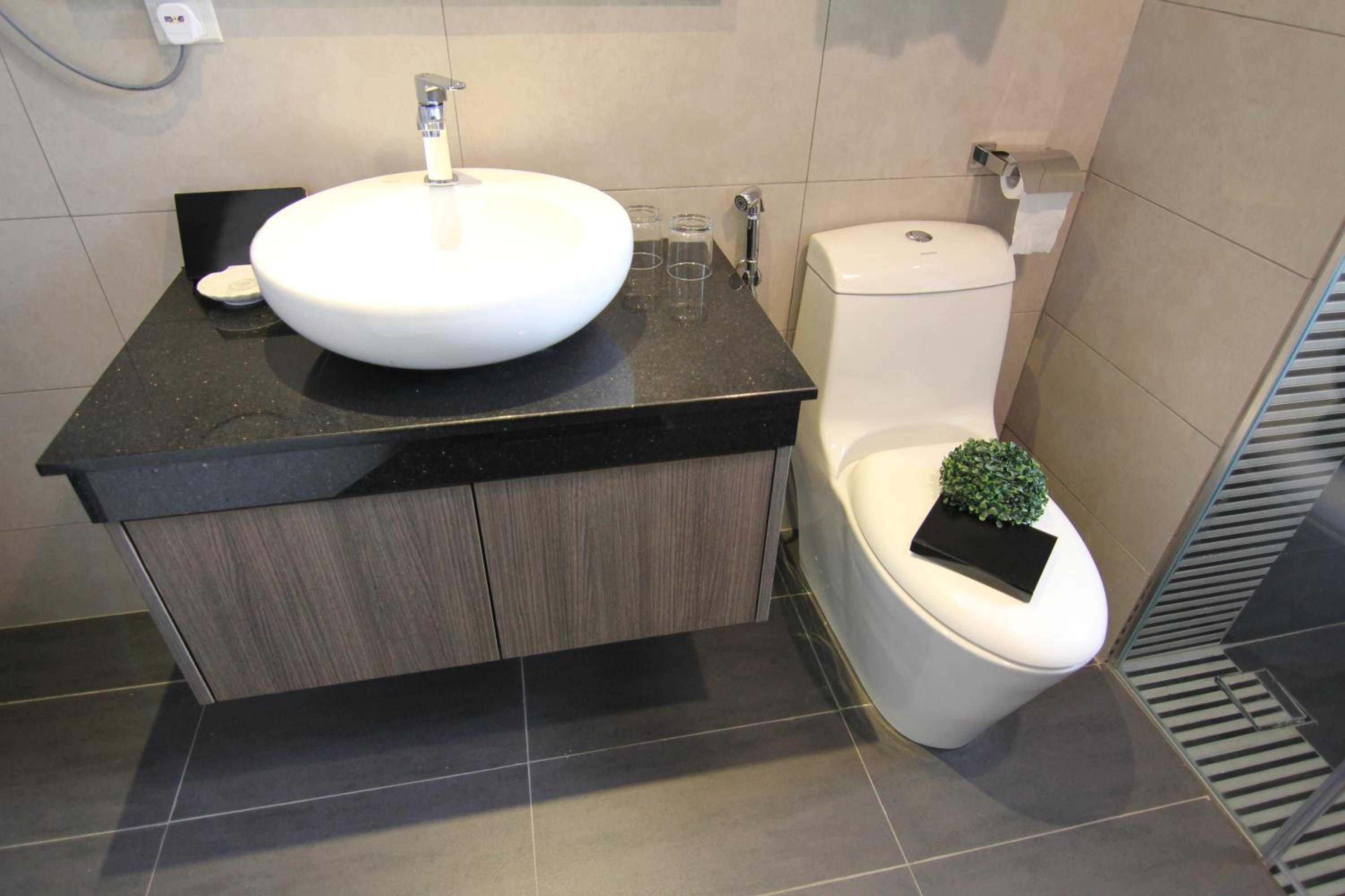 Executive Suite - Photo 17
