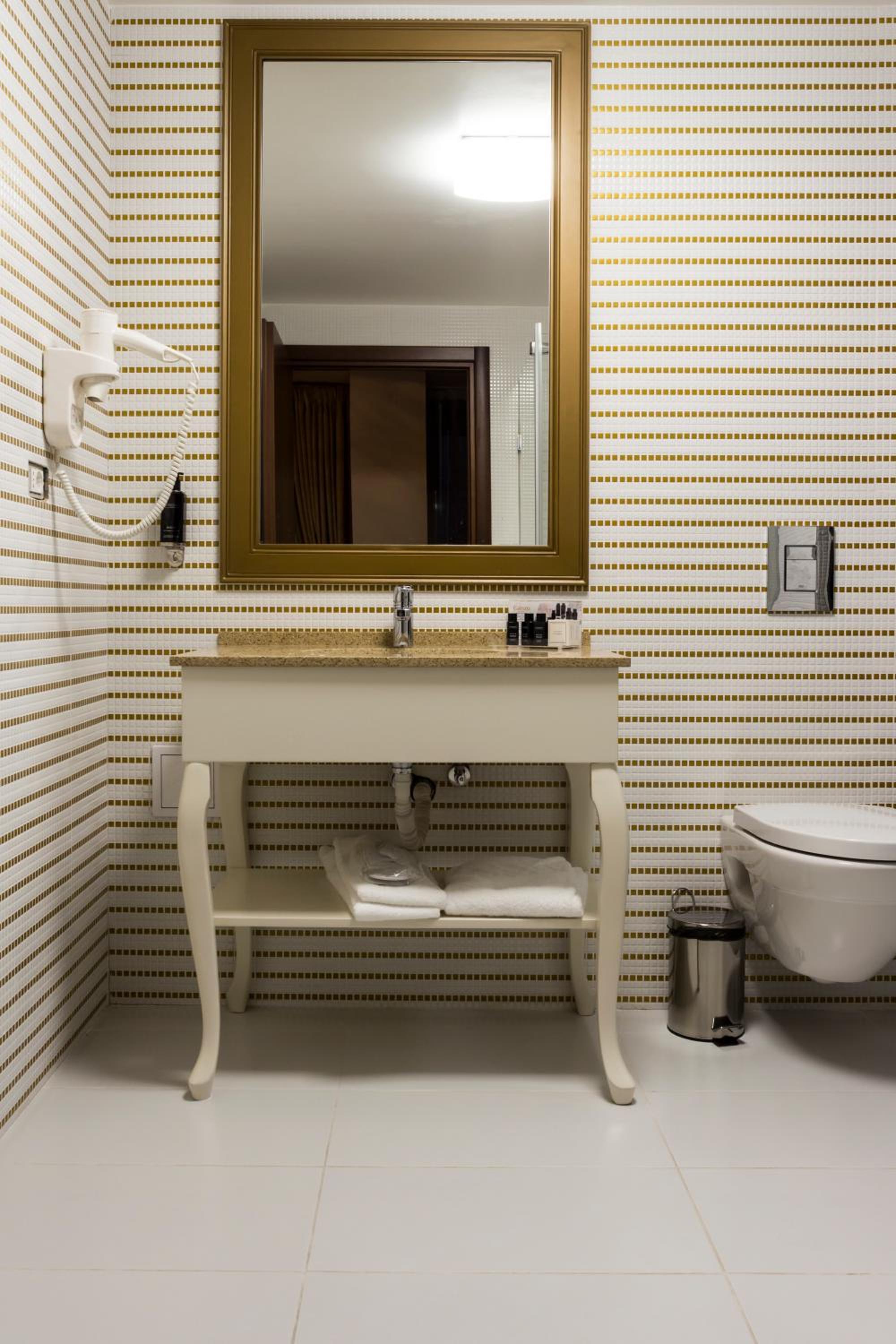Premium Double Room - Photo 8