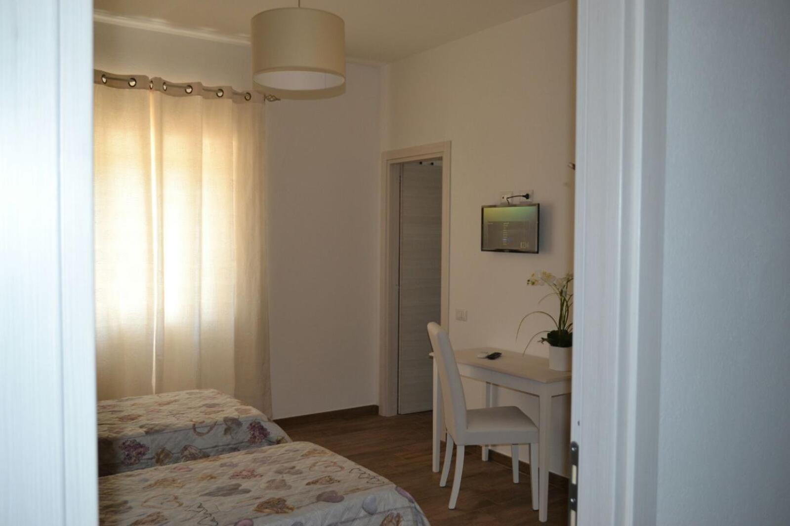 Economy Twin Room photo 3