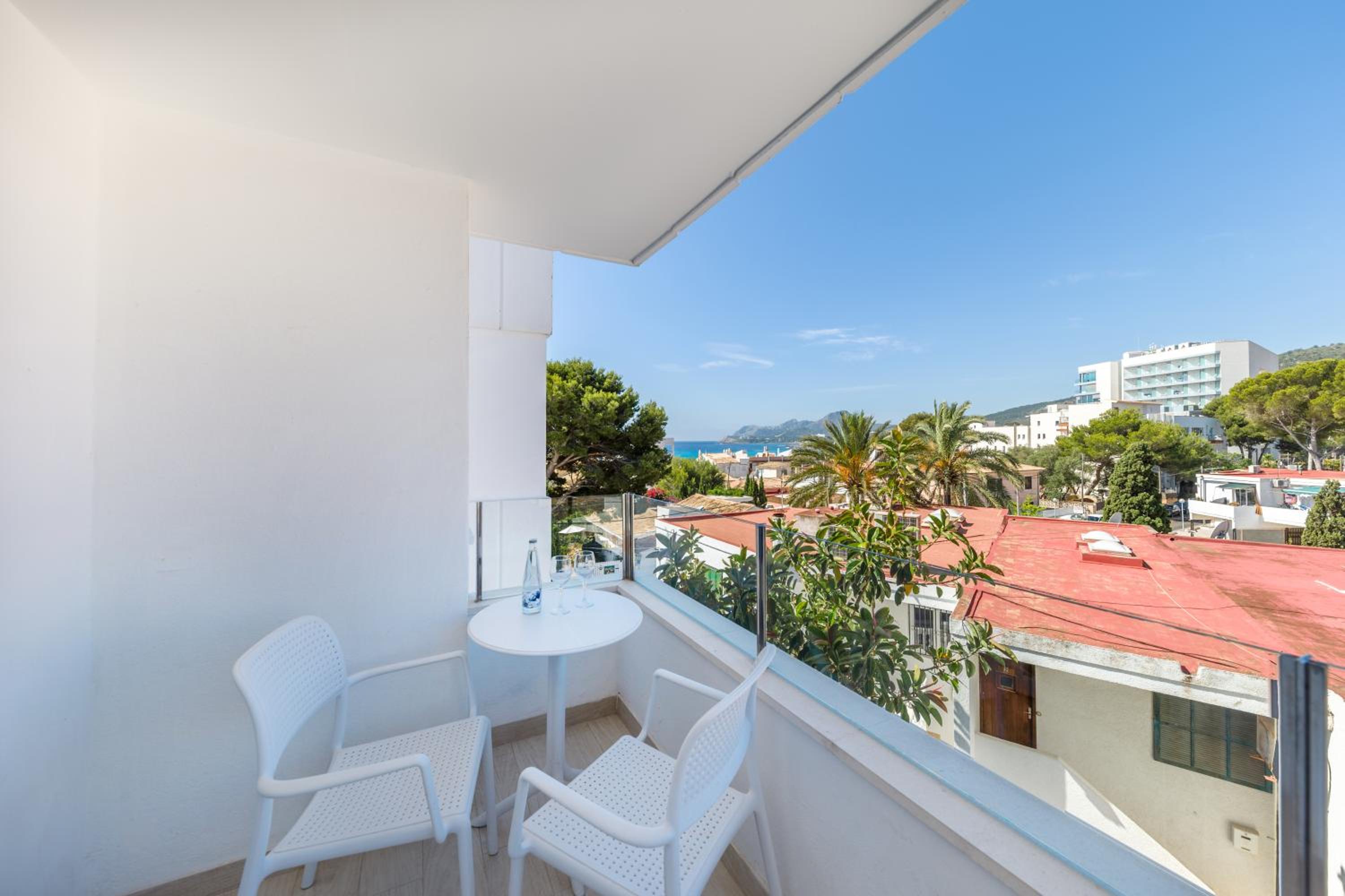 Superior Double Room with Partial Sea View thumbnail 5