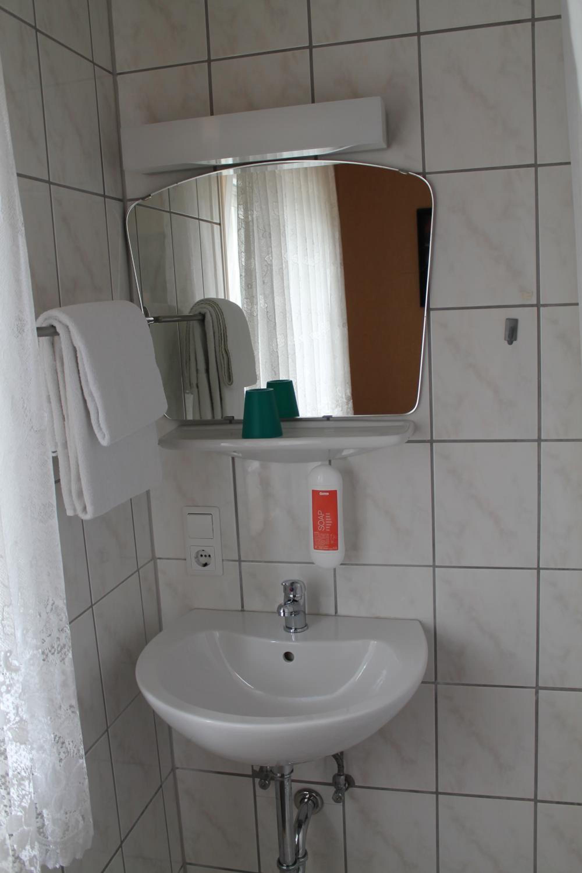 Single Room with Shared Toilet photo 3