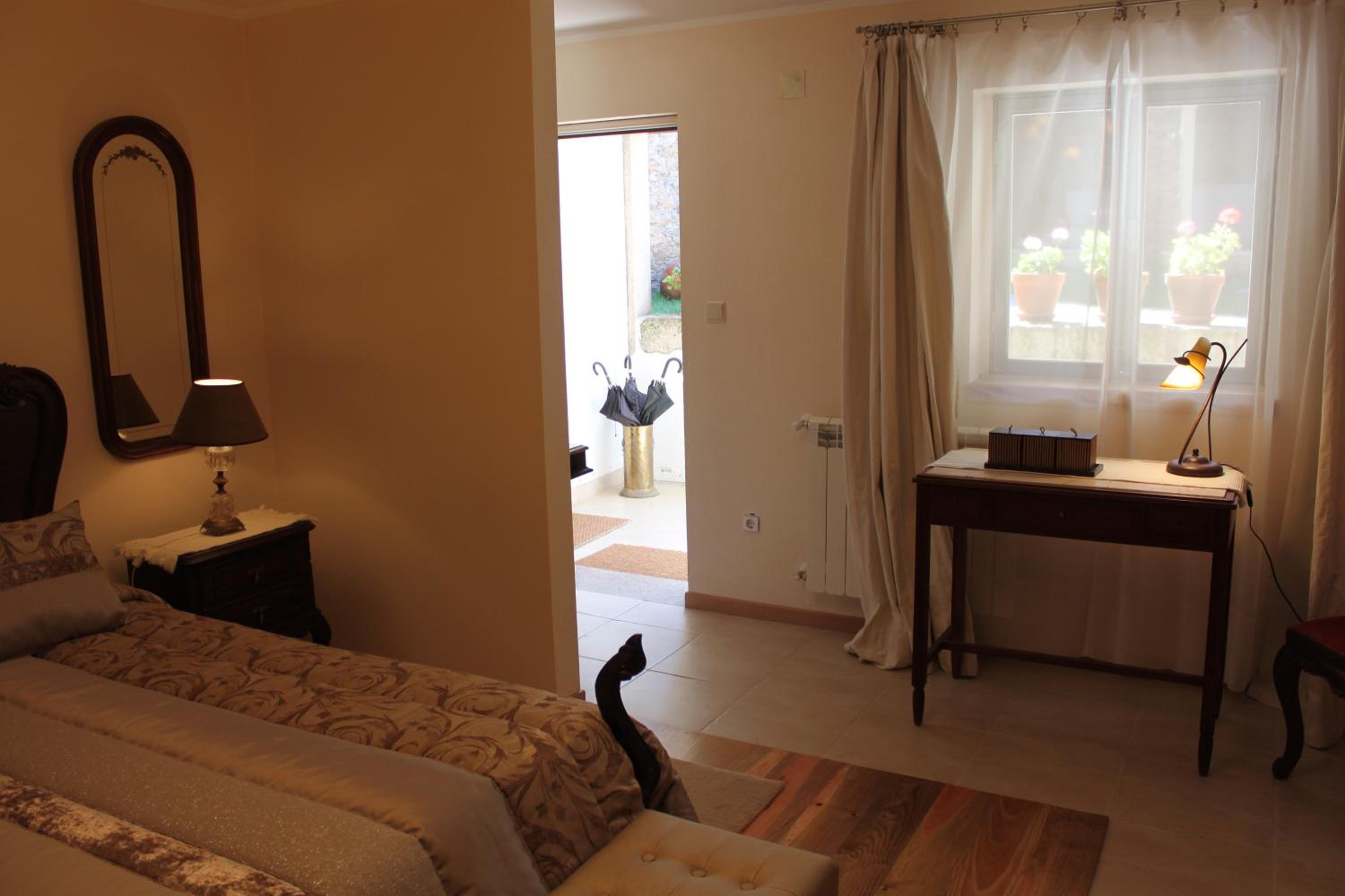 Double Room with Balcony - Photo 4
