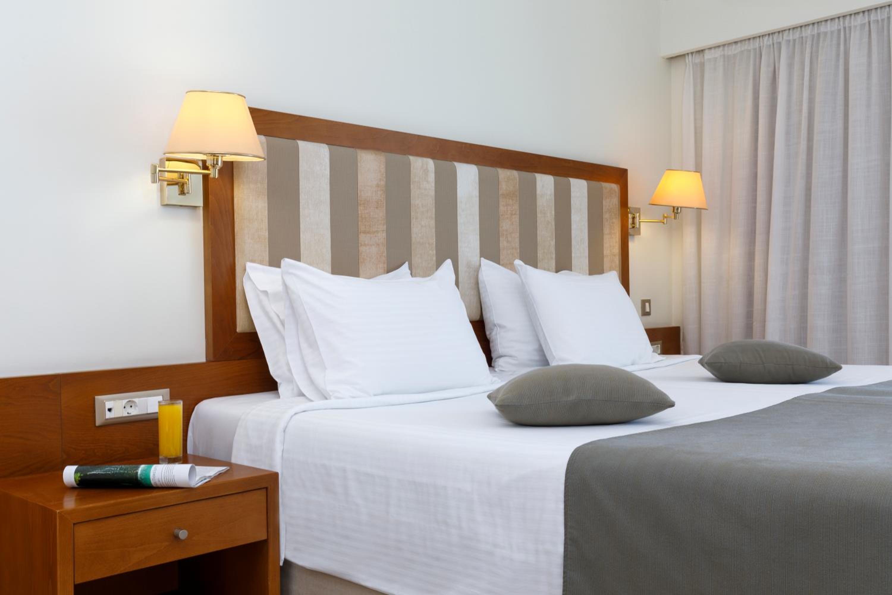 Double Room with Queen Bed and City View - Non-Smoking - Photo 2