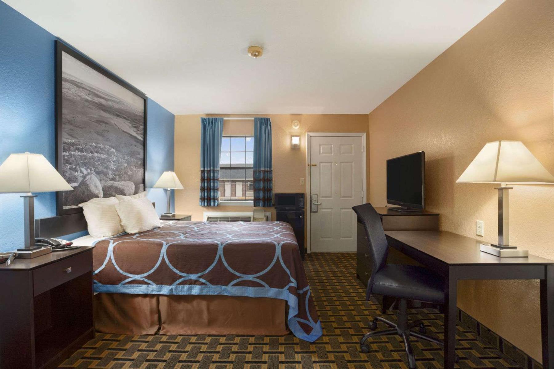 King Room - Non-Smoking - Photo 5
