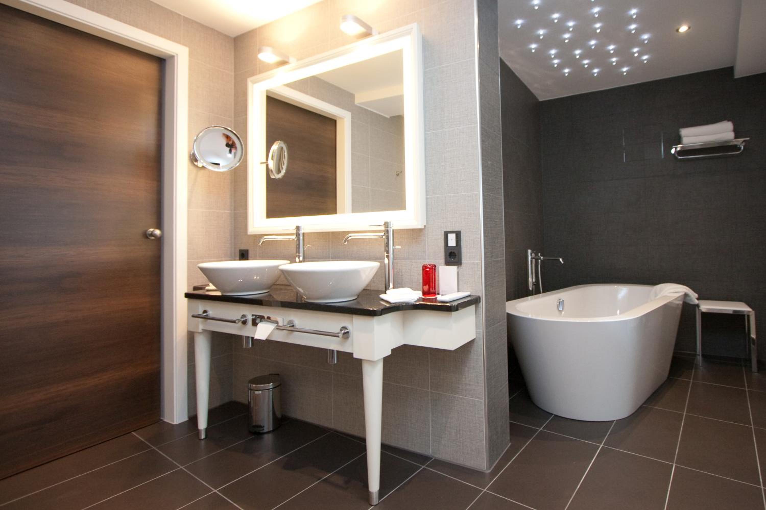 Suite - Photo 16