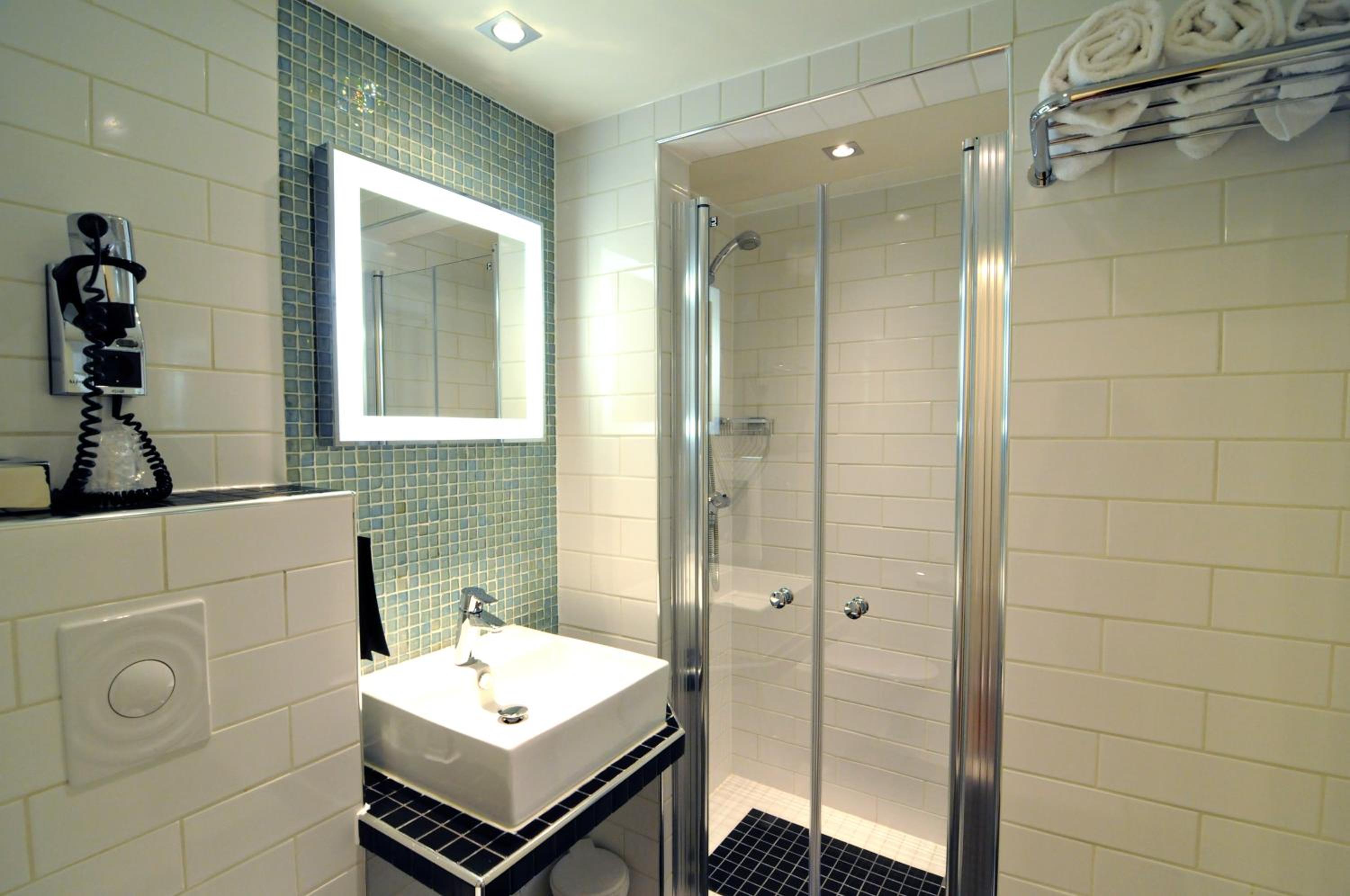 Standard Double or Twin Room - Photo 9