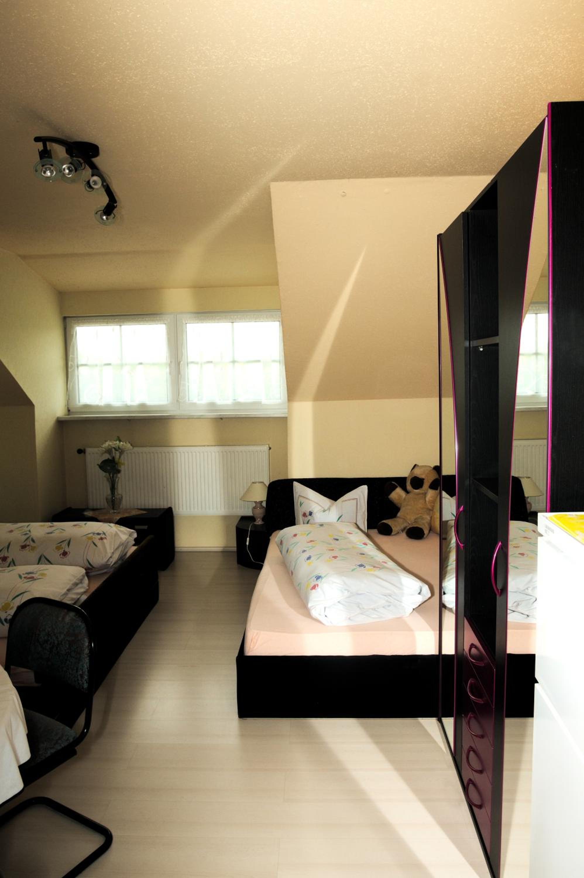 Triple Room with Bathroom - Photo 6