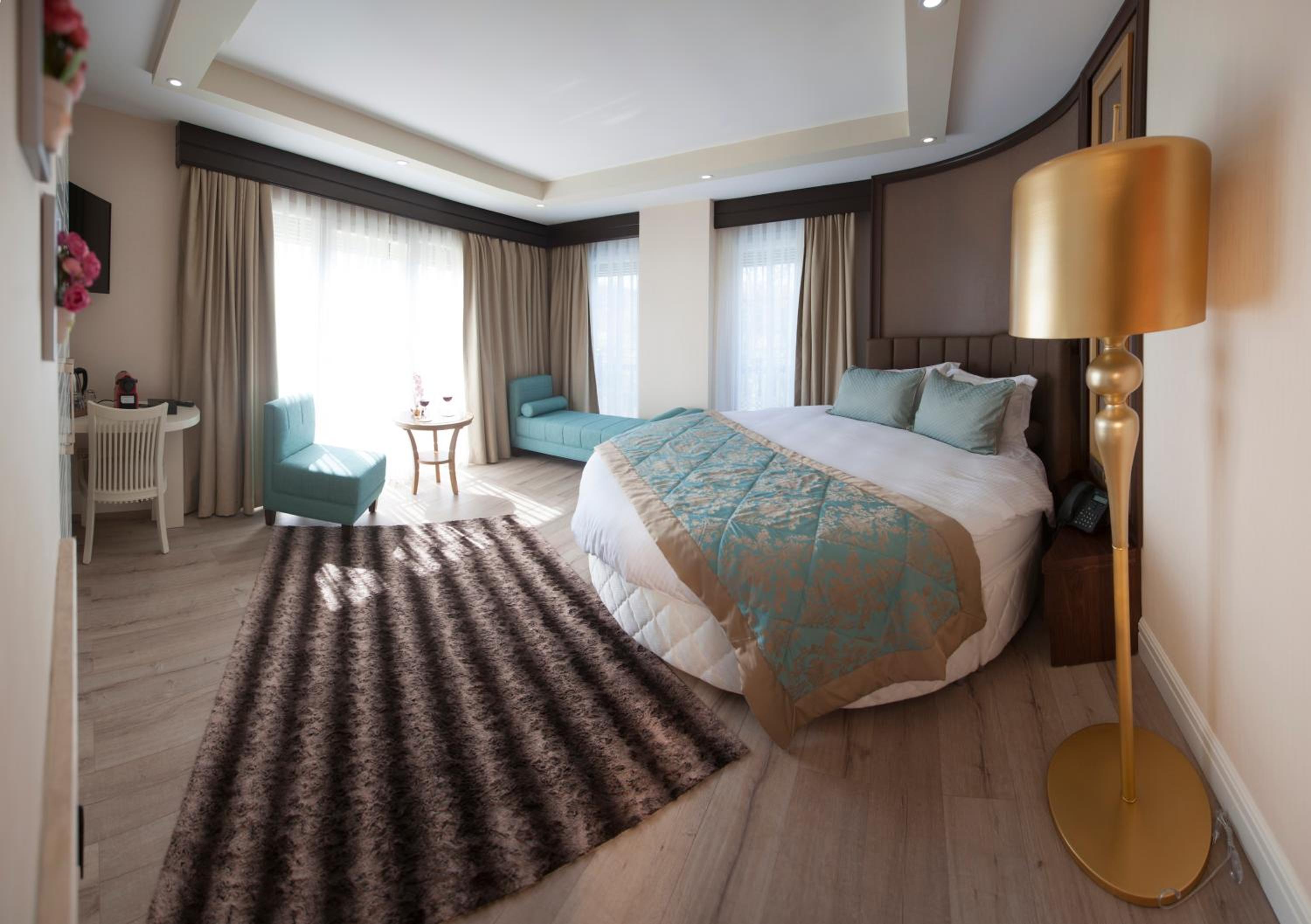 Corner Suite with River View photo 3