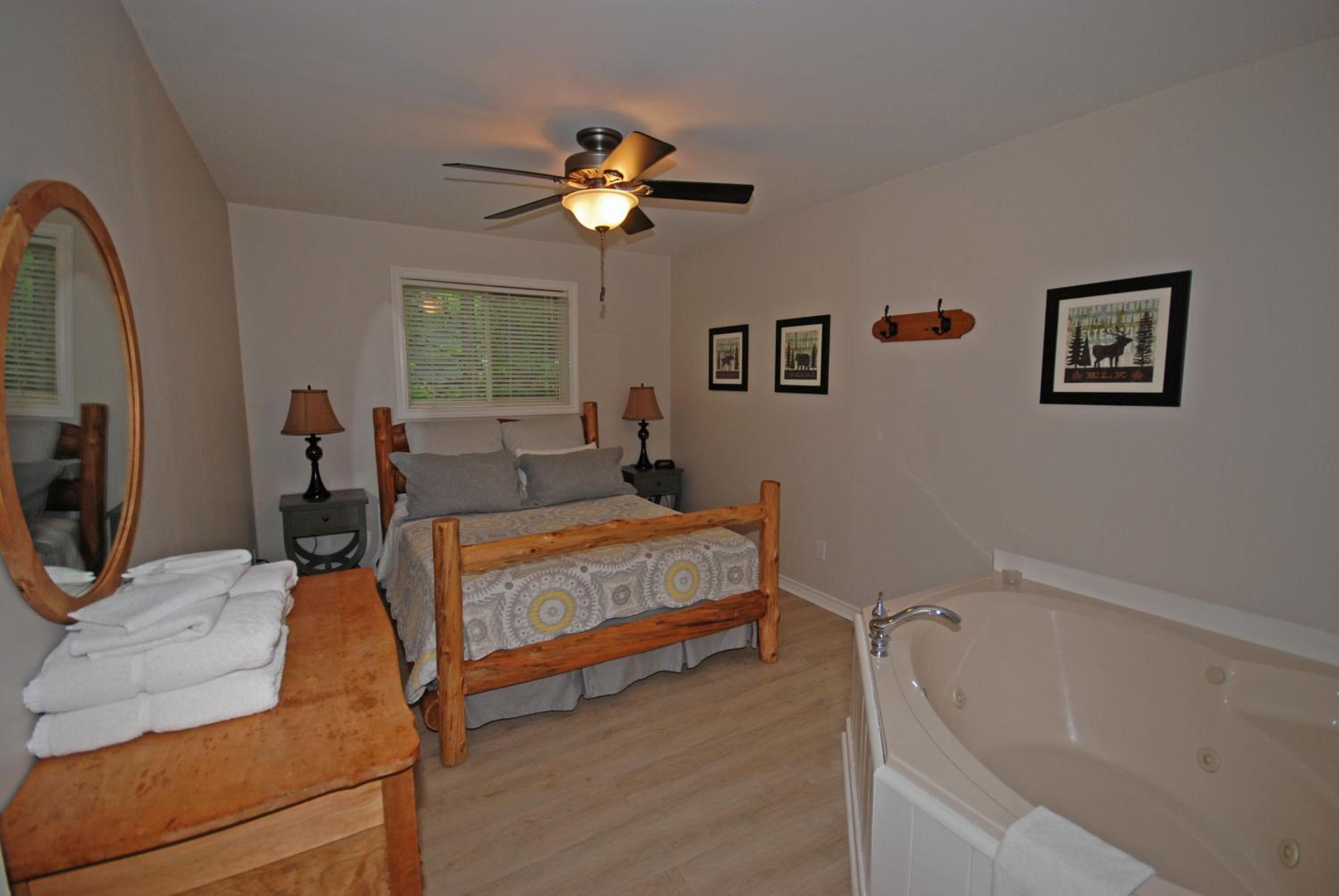 Two-Bedroom Lakeside Cottage with Jacuzzi & Fireplace