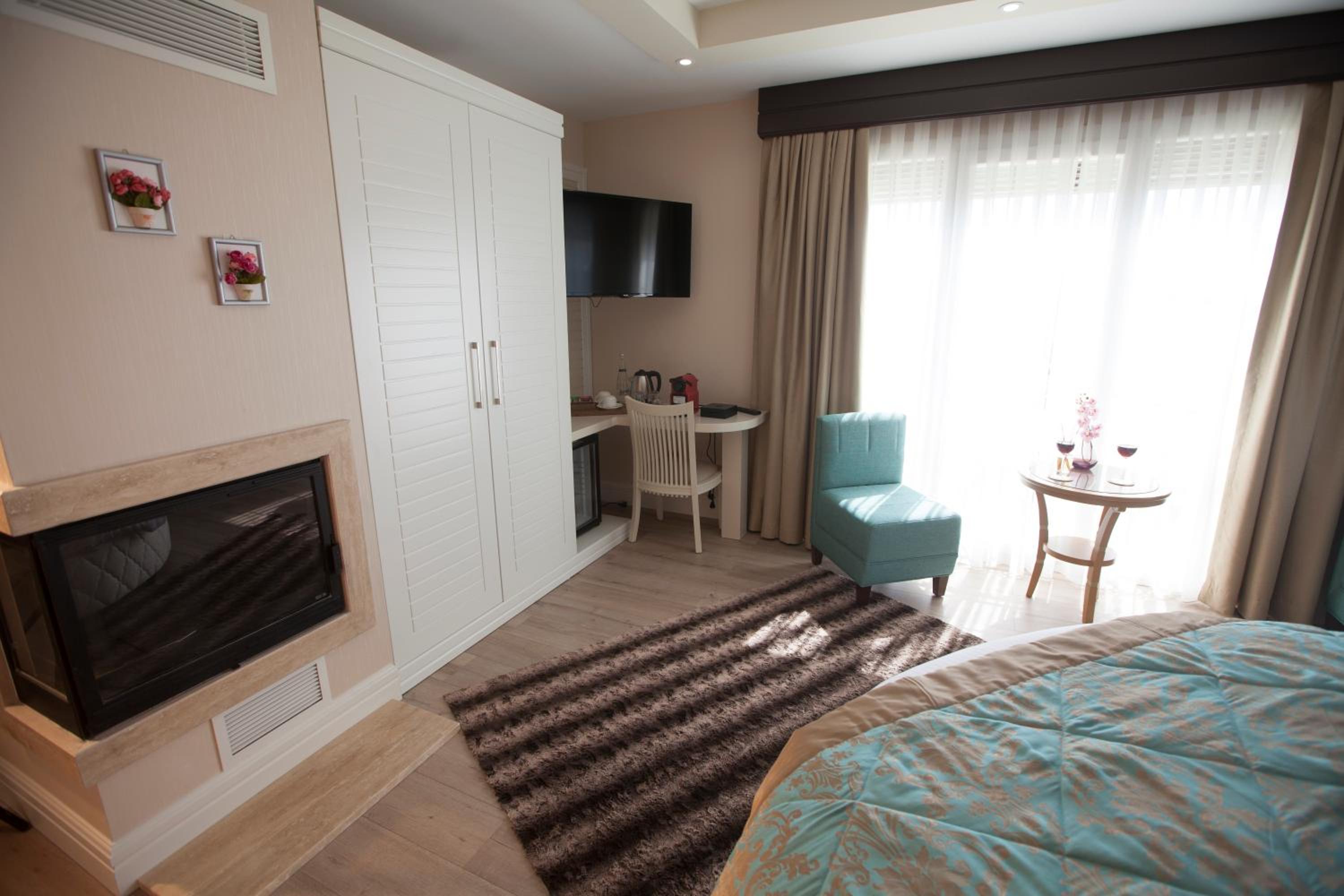 Corner Suite with Forest View photo 3
