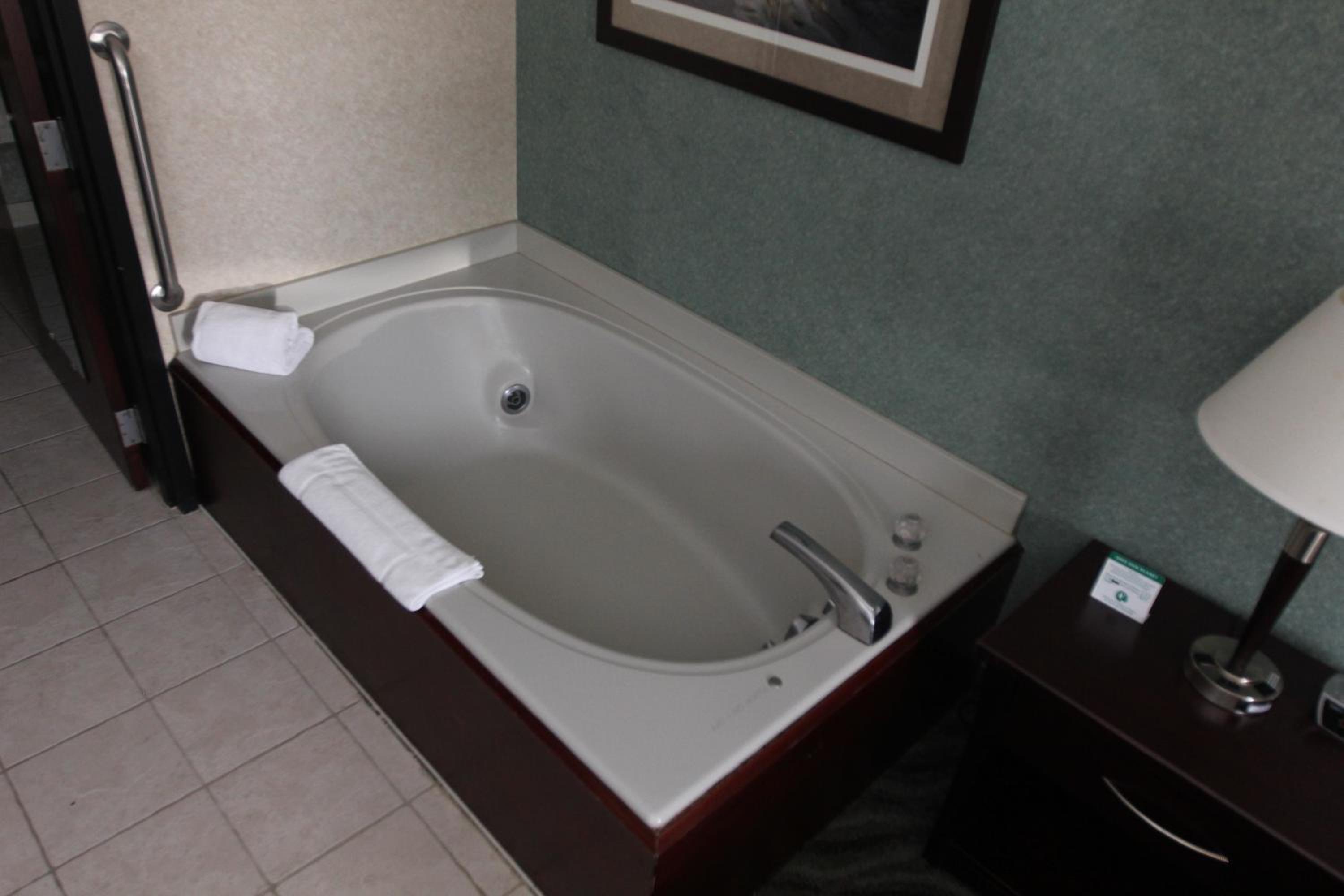 King Room with Oversize Tub - Non-Smoking - Photo 6