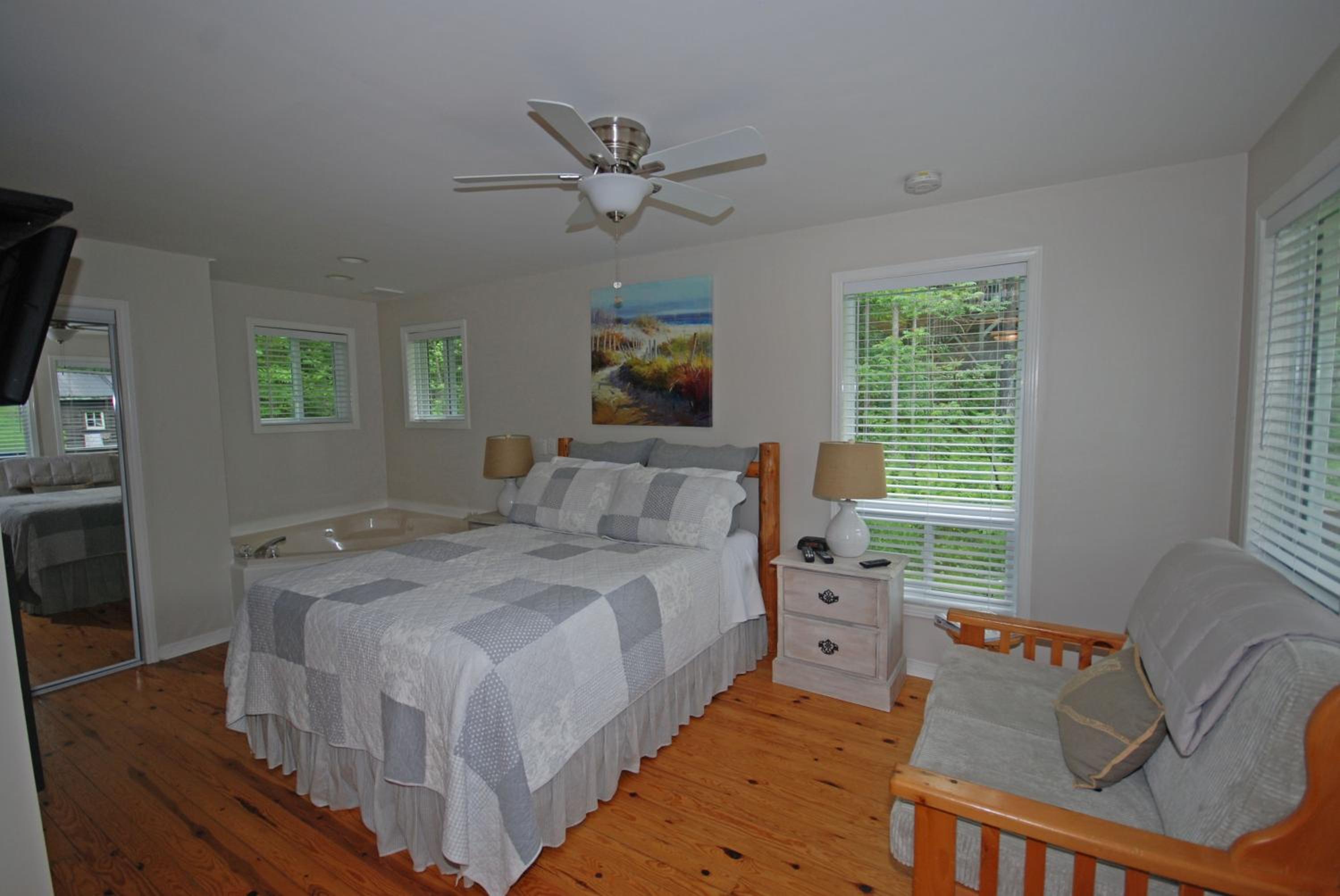Lakeside Studio Cottage with Jacuzzi & Fireplace