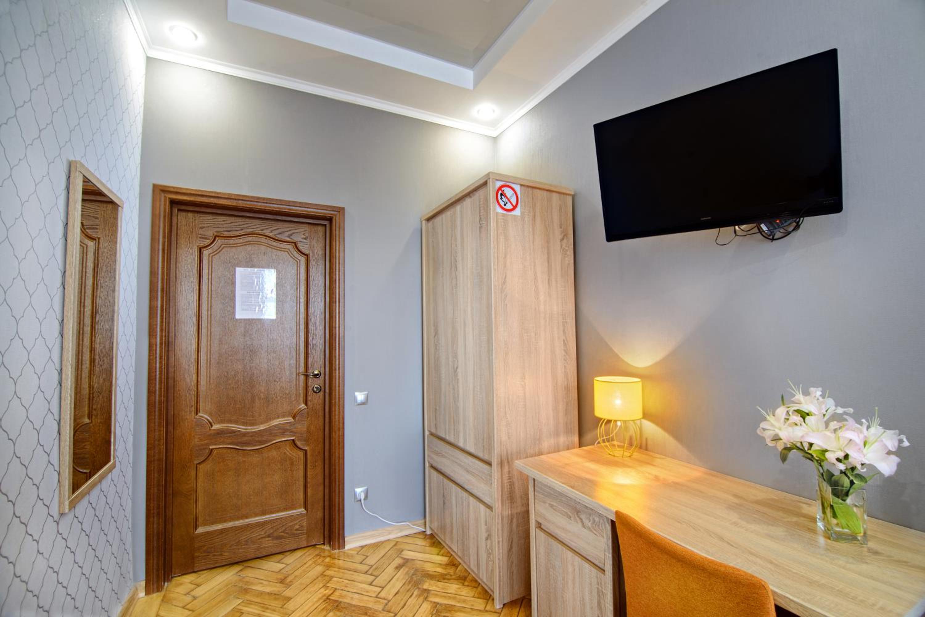 Double Room with Shared Bathroom photo 3