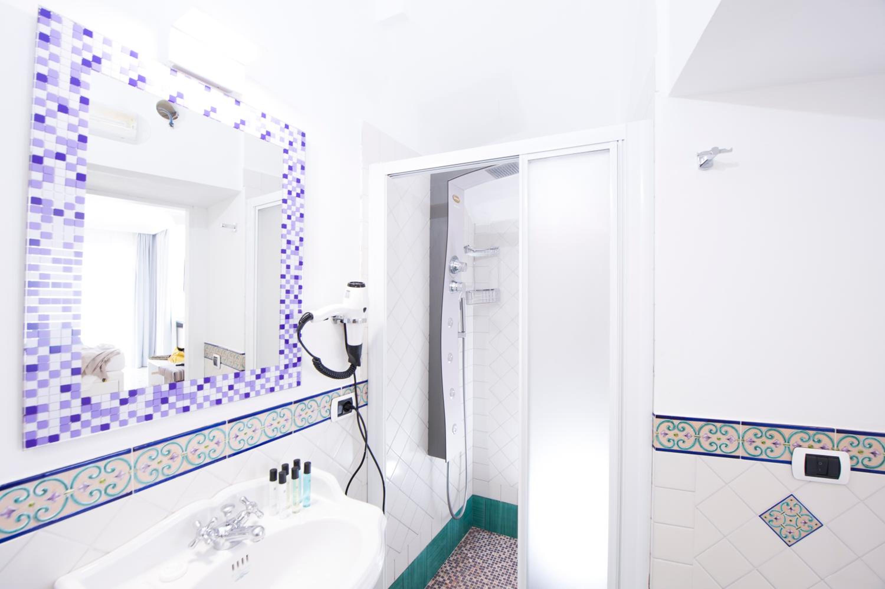 Deluxe Double Room with Sea View - Photo 2