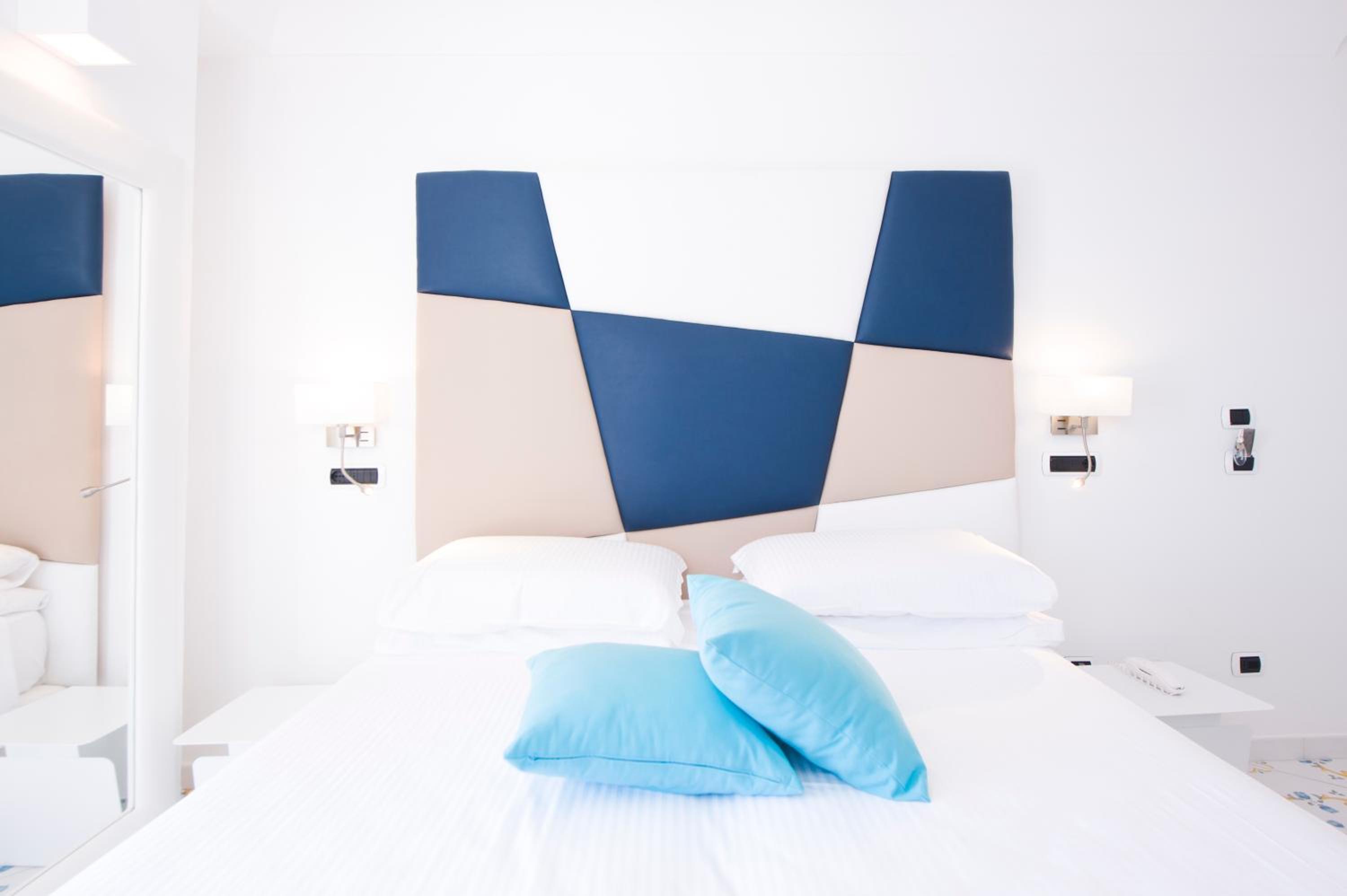 Deluxe Double Room with Sea View - Photo 3