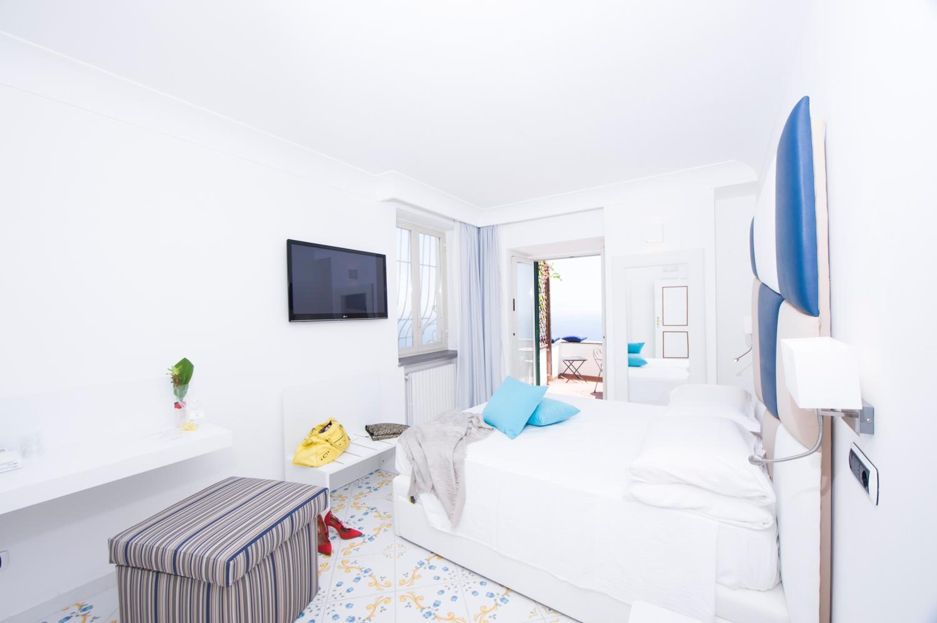 Deluxe Double Room with Sea View - Photo 6