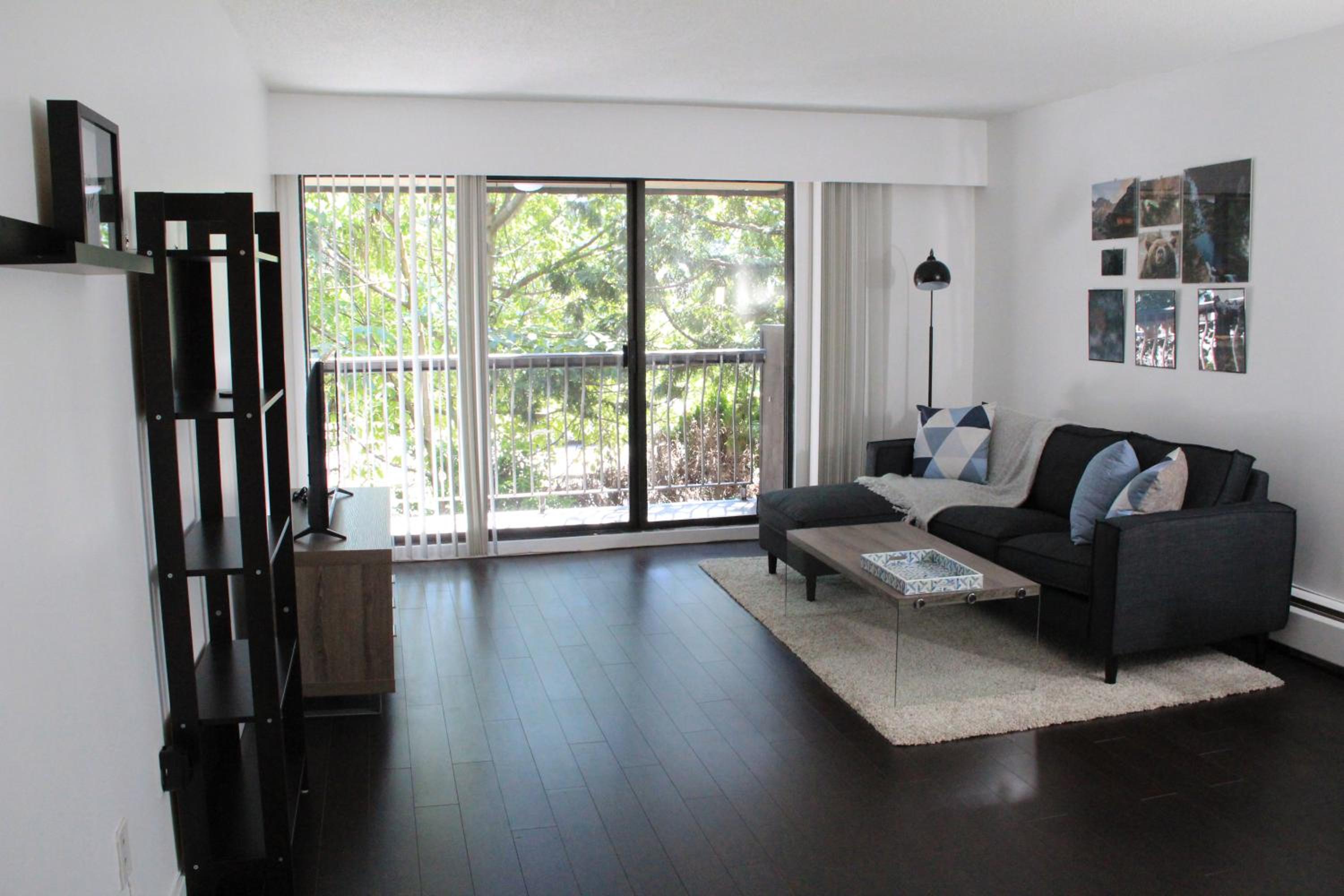 Apartment with Balcony photo 3