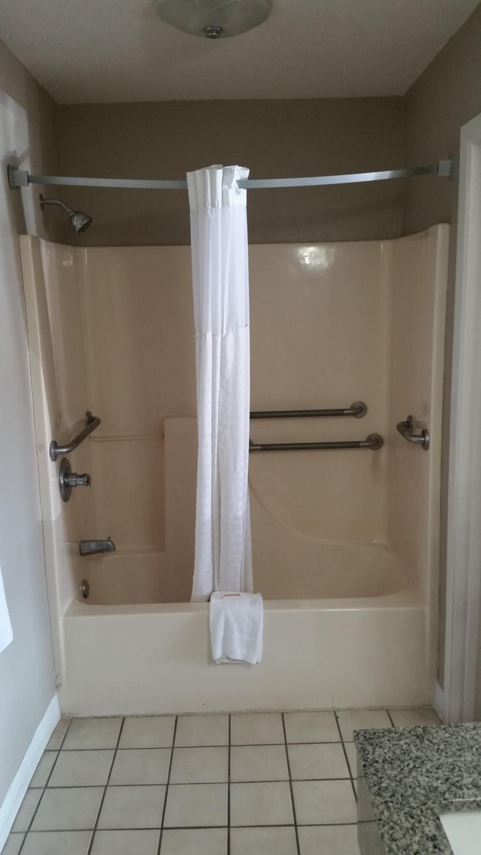 King Room - Disability Access - Non-Smoking - Photo 6