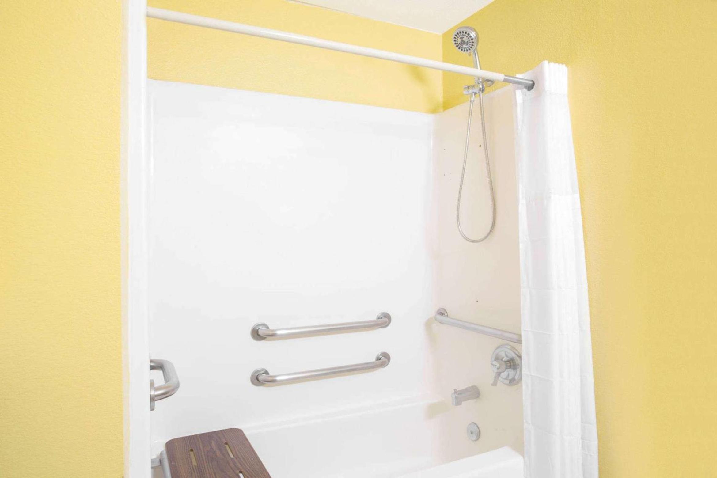 Queen Room - Disability Access/Non-Smoking - Photo 3