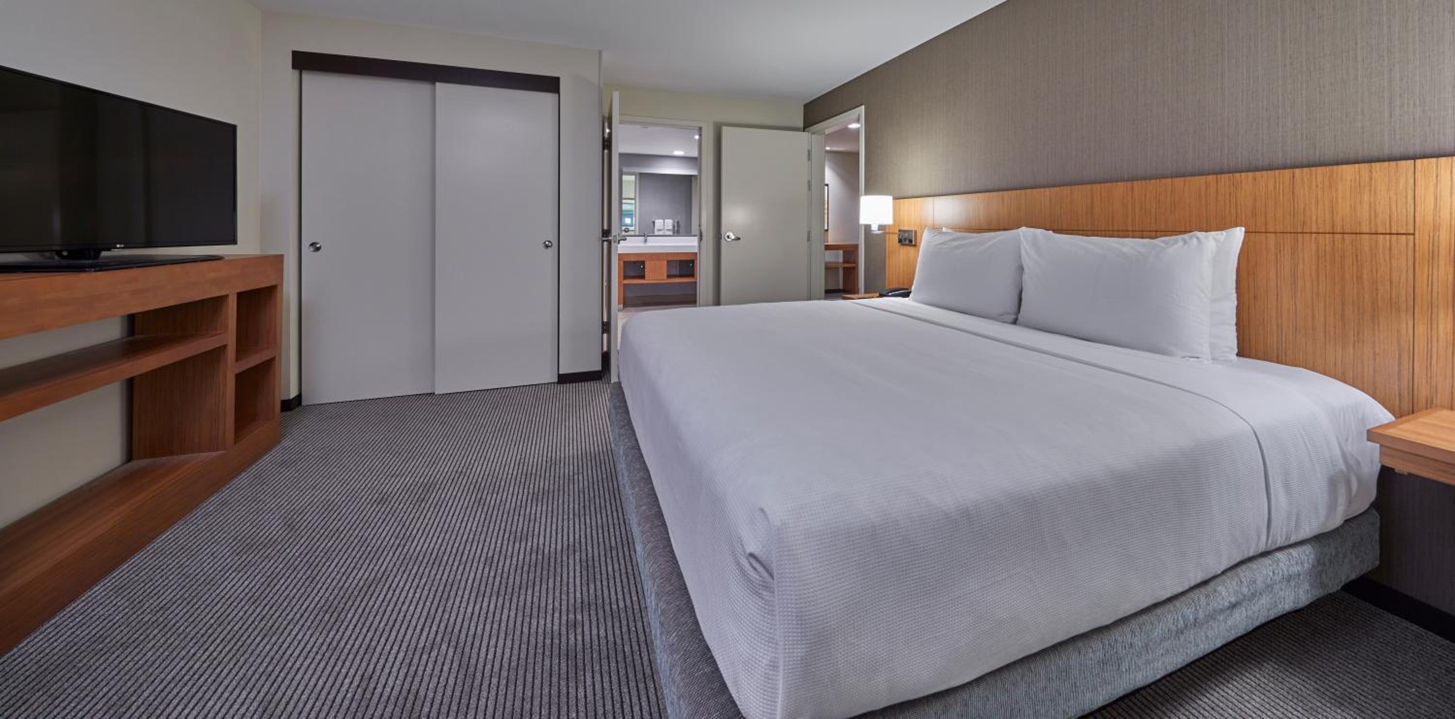 One-Bedroom King Suite with Sofa Bed photo 3