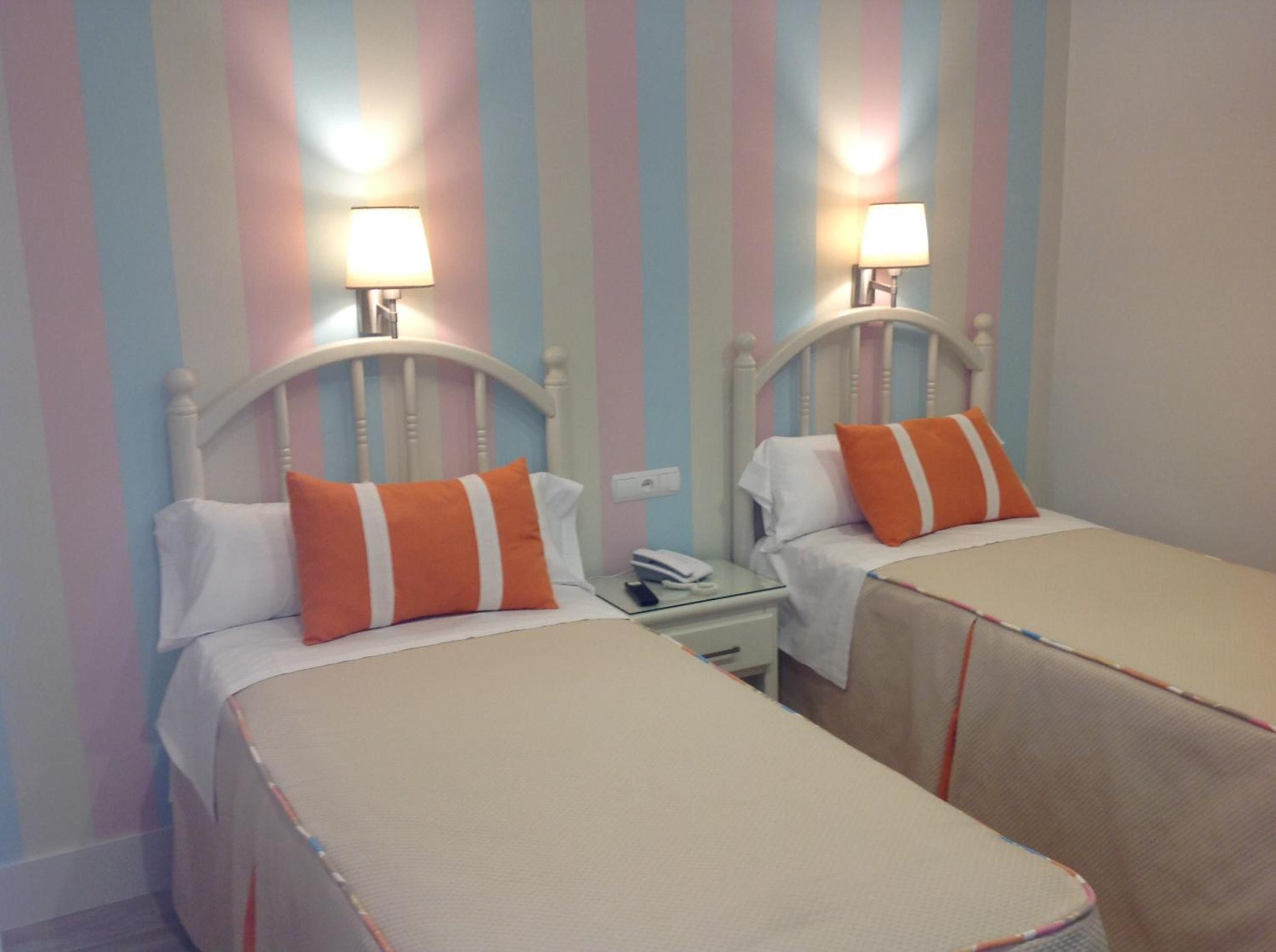 Standard Twin Room - Photo 11