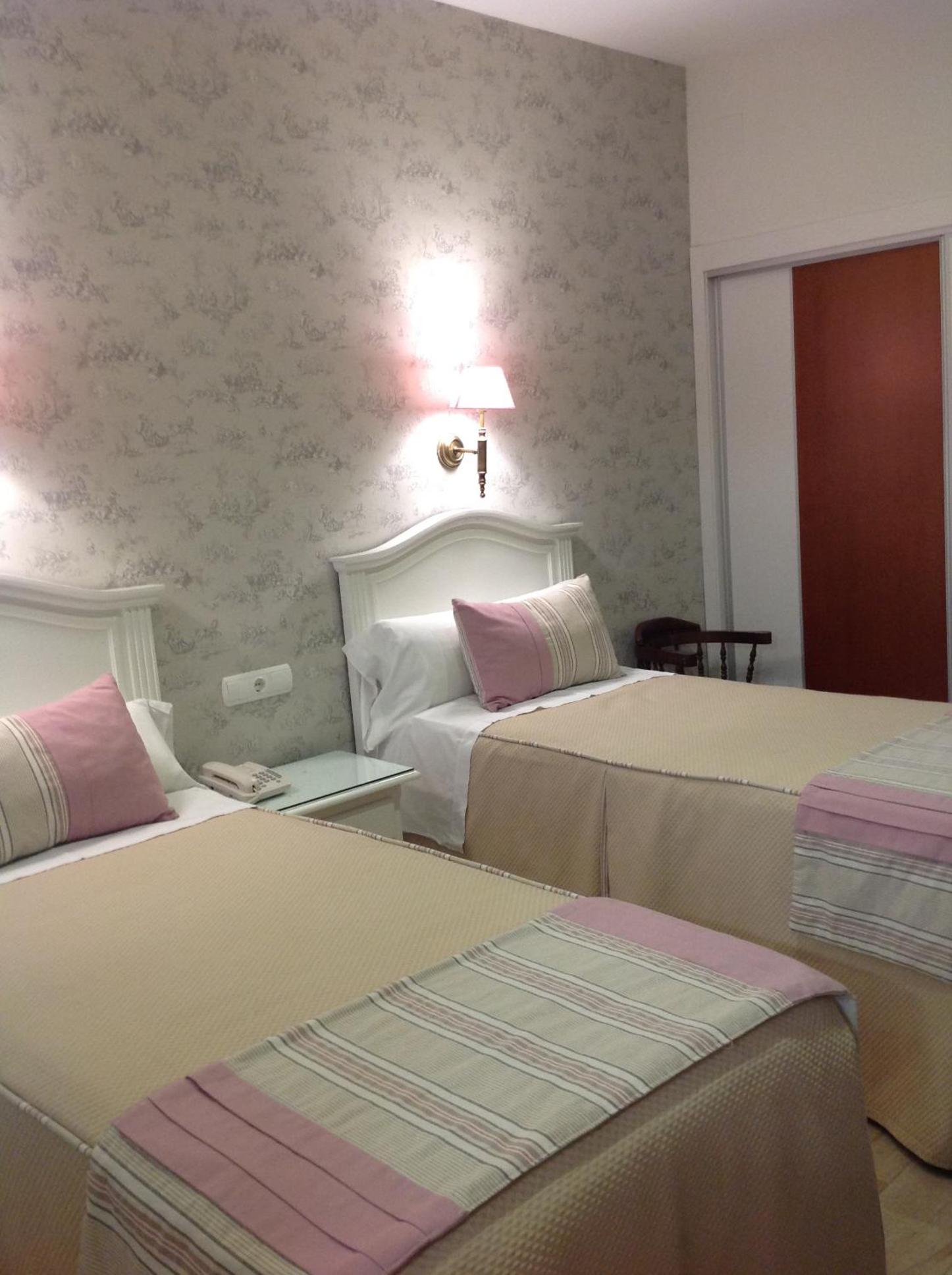 Standard Twin Room - Photo 7