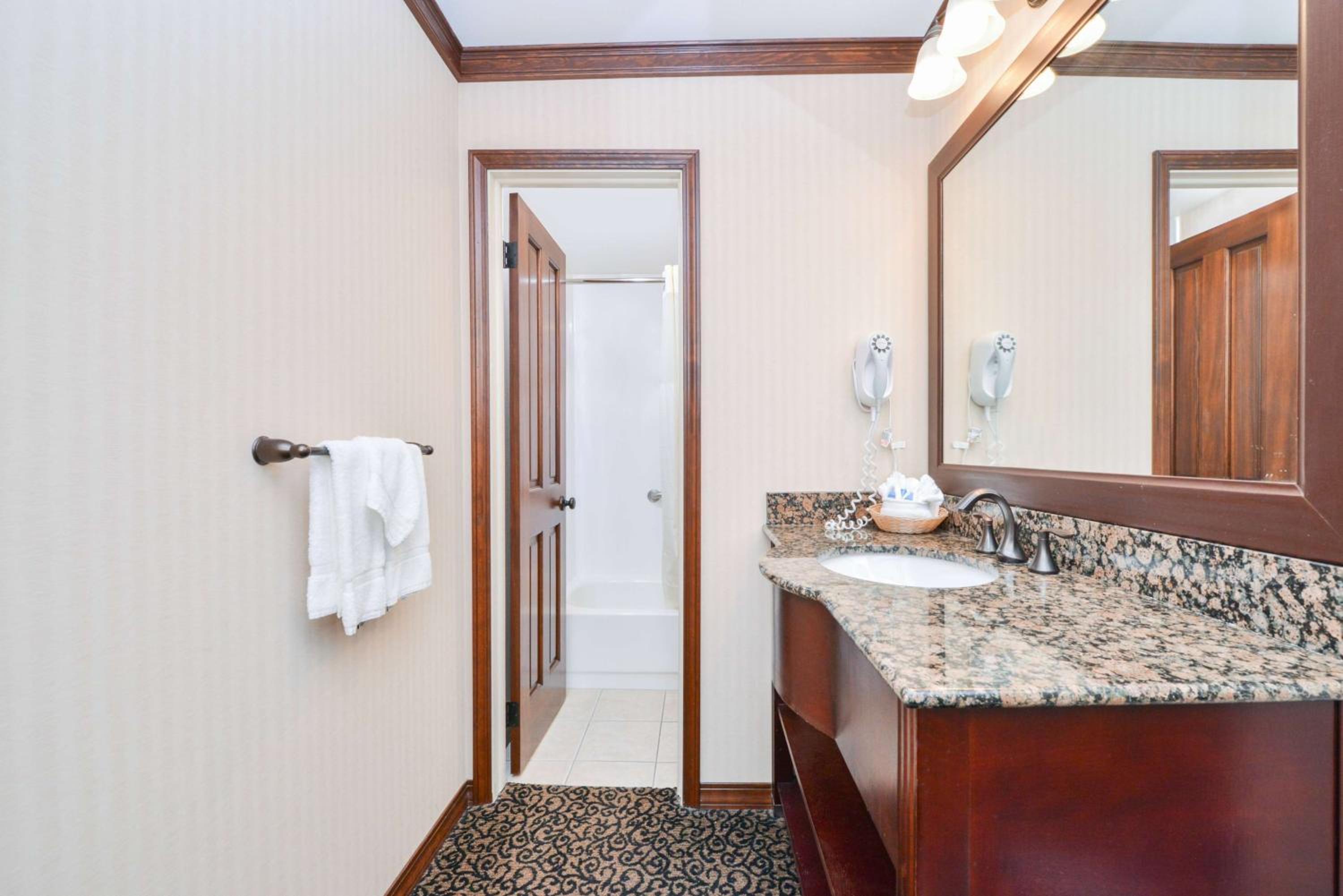 Queen Room With Two Queen Beds - Lake View - Non Smoking photo 2