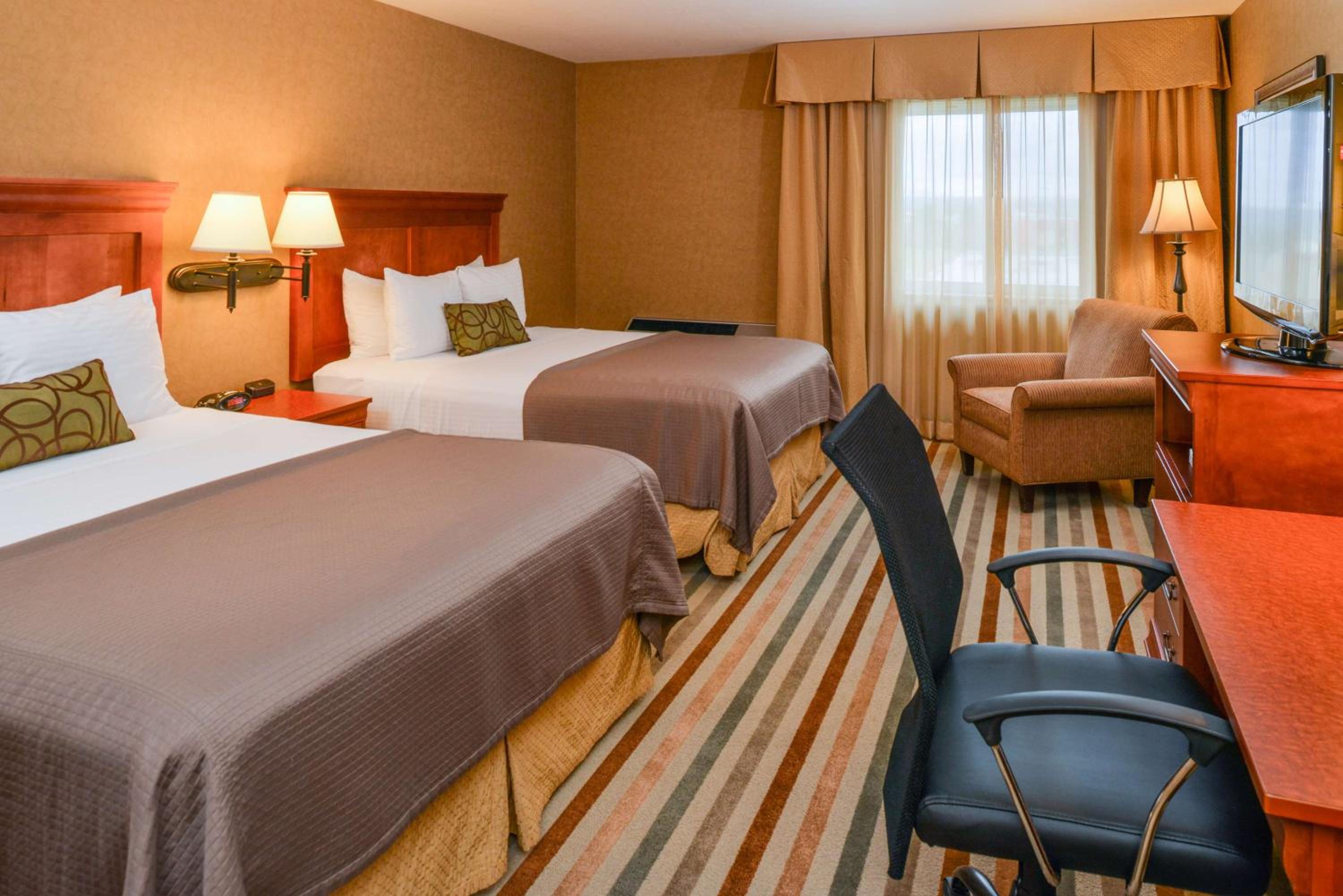 Executive Queen Room with Two Queen Beds - Non-smoking photo 1