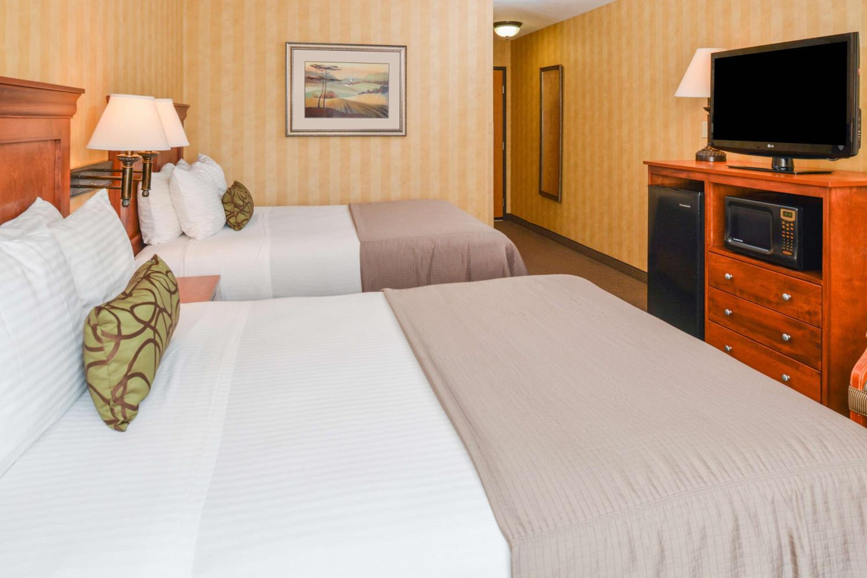 Queen Room with Two Queen Beds - Pet Friendly/Non-Smoking photo 1