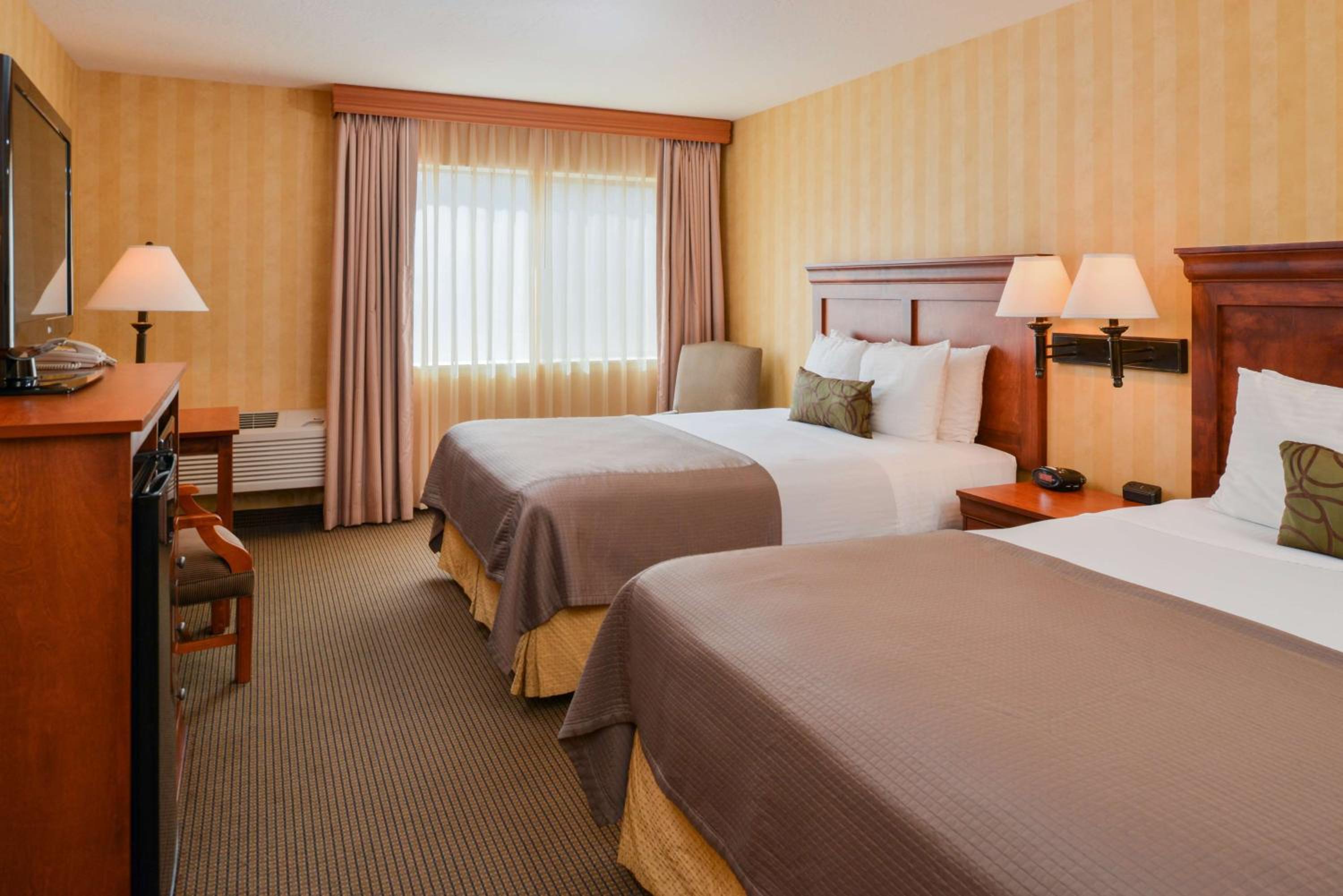 Queen Room with Two Queen Beds photo 3