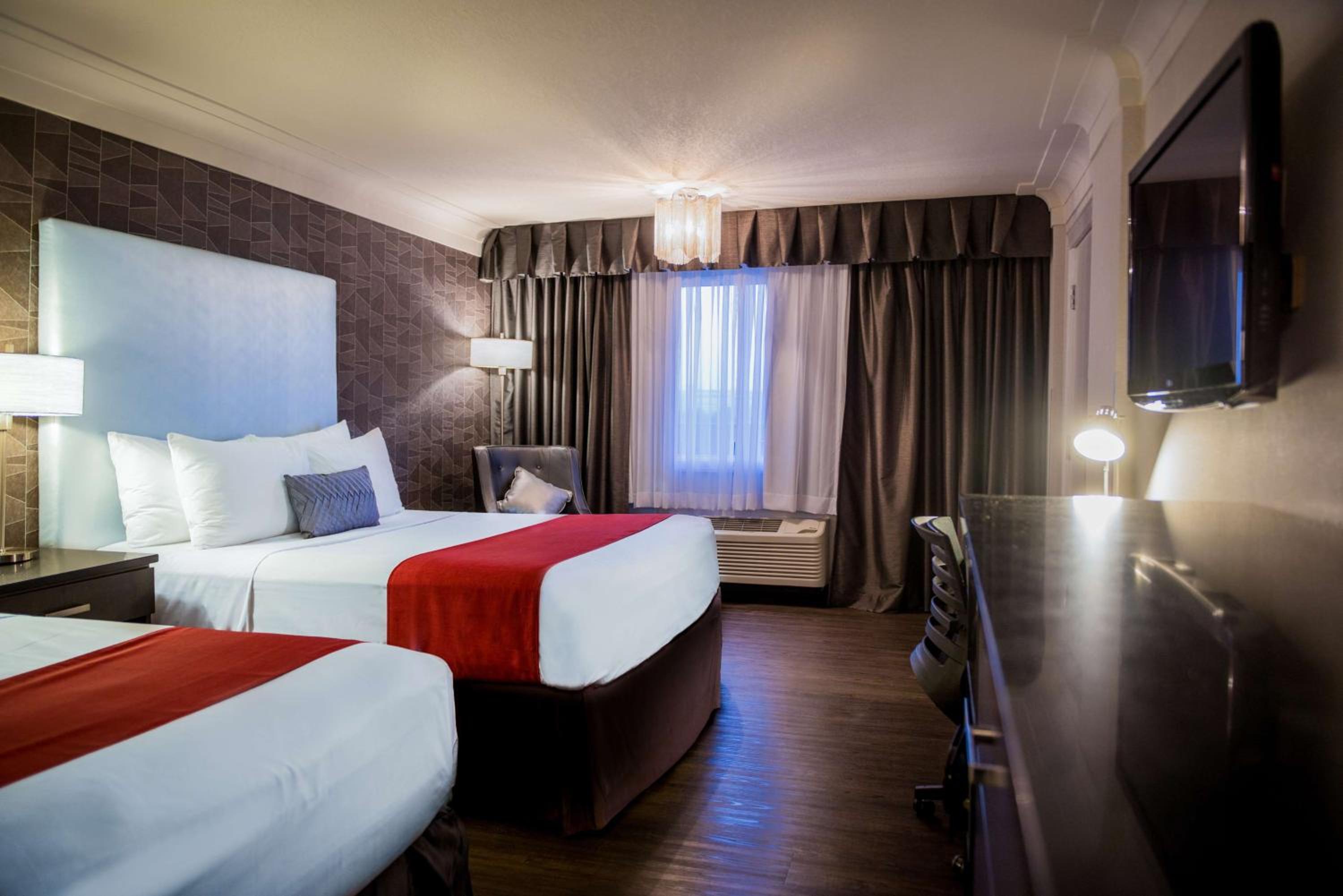 Queen Room with Two Queen Beds and Shower Only - Atrium/Non-Smoking - Photo 3