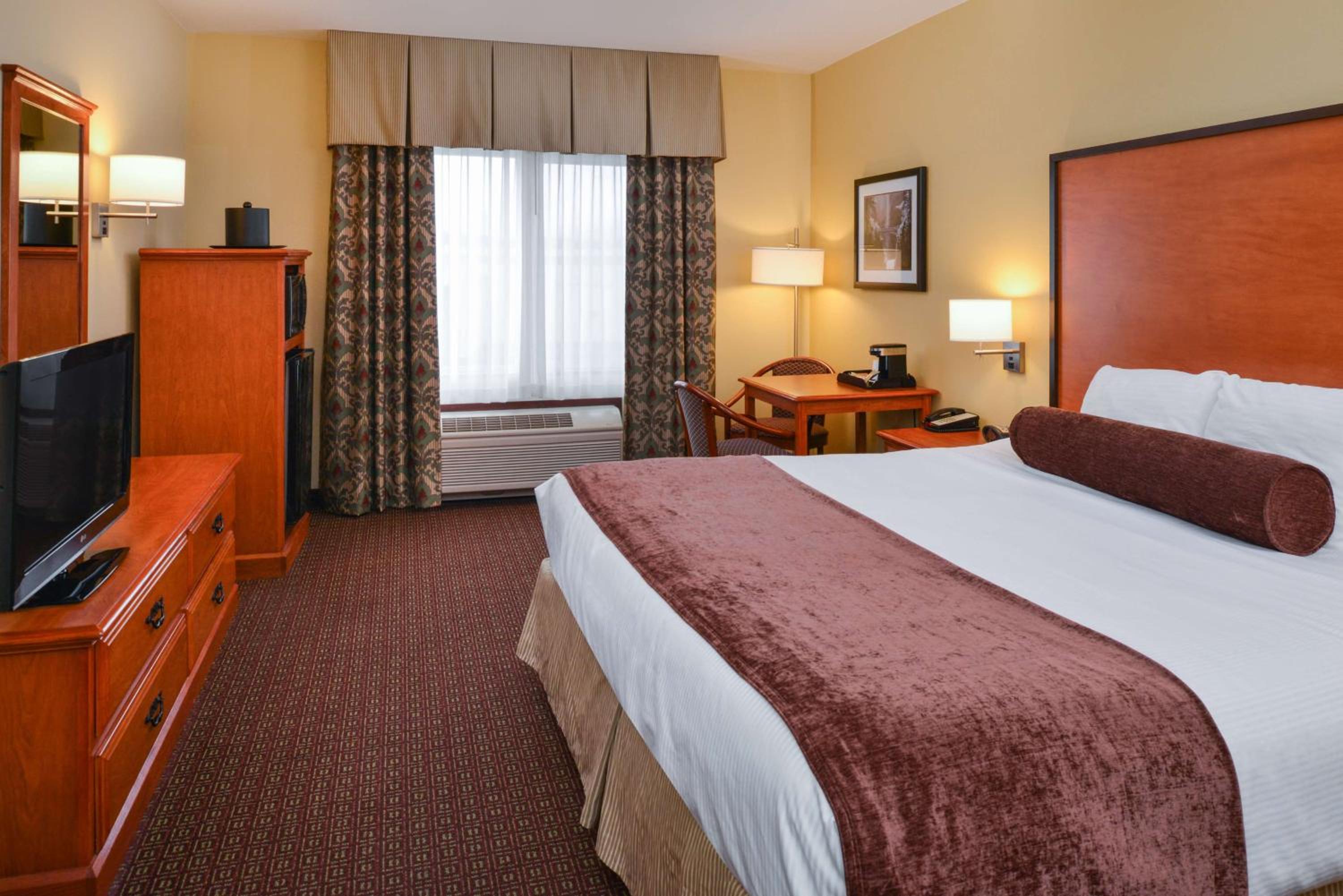 Queen Room with Two Queen Beds - Non-Smoking - Photo 5