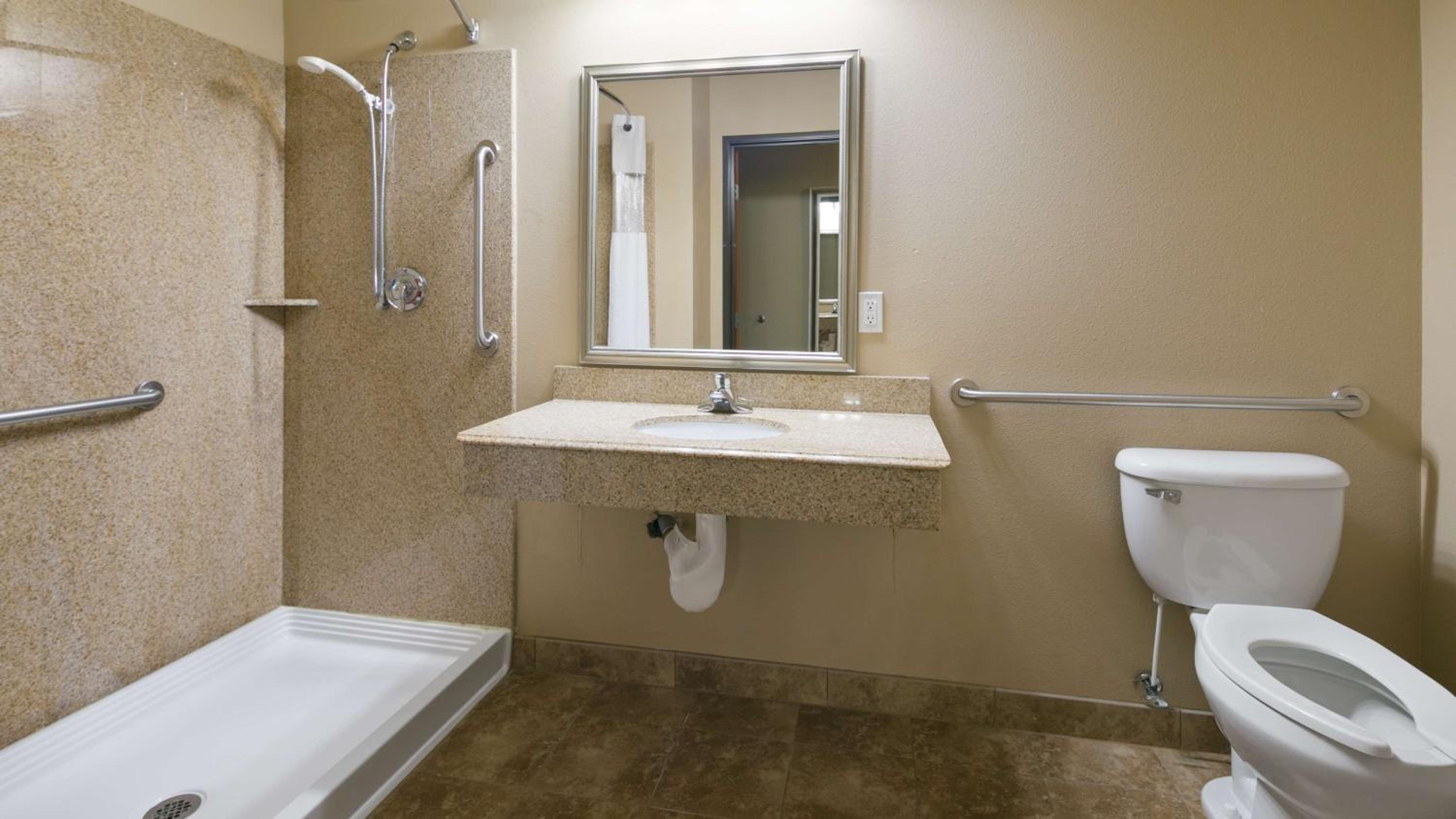 King Suite with Walk-in Shower - Disability Access - Photo 3