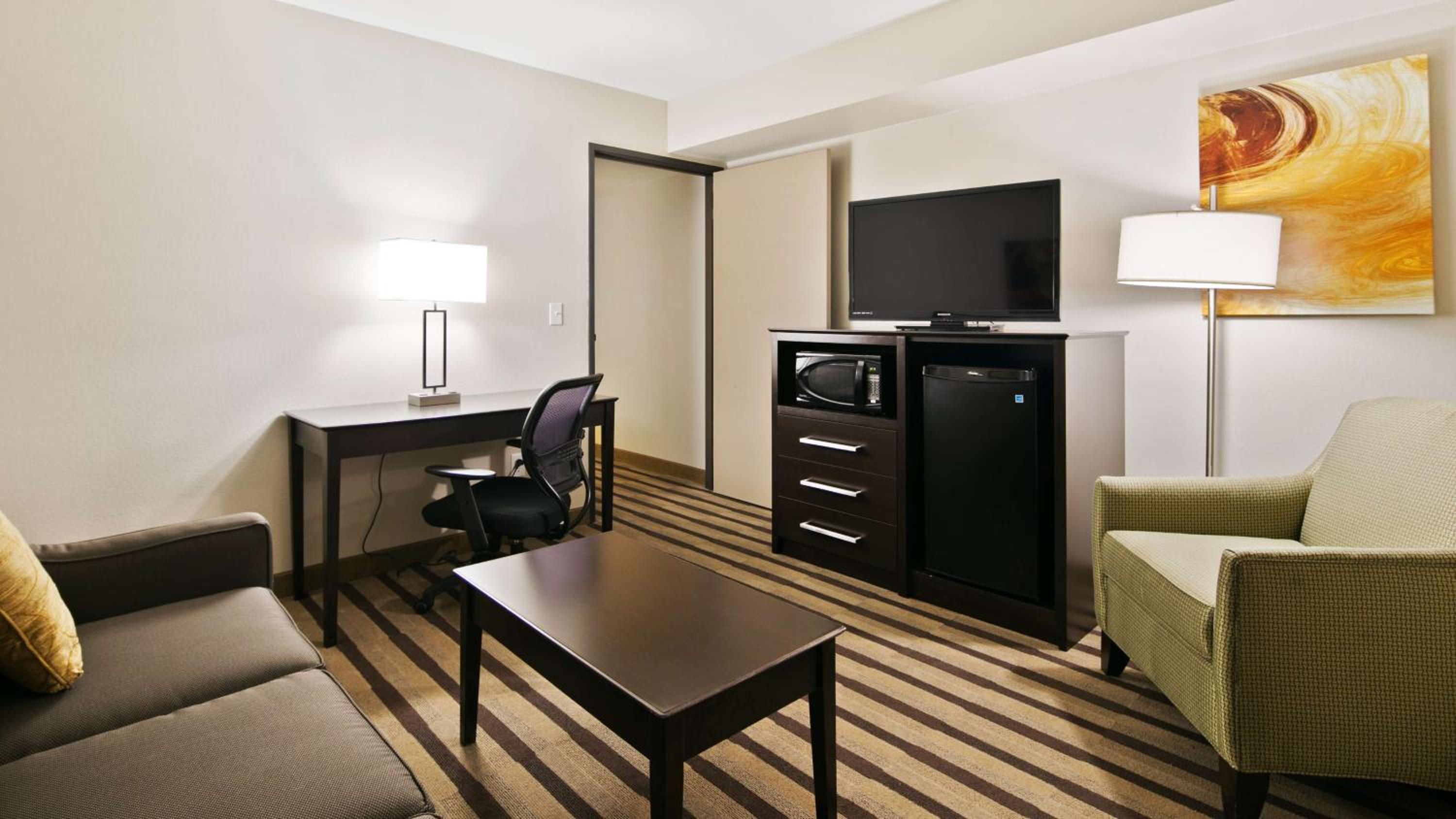 One-Bedroom King Suite - Non-Smoking photo 3