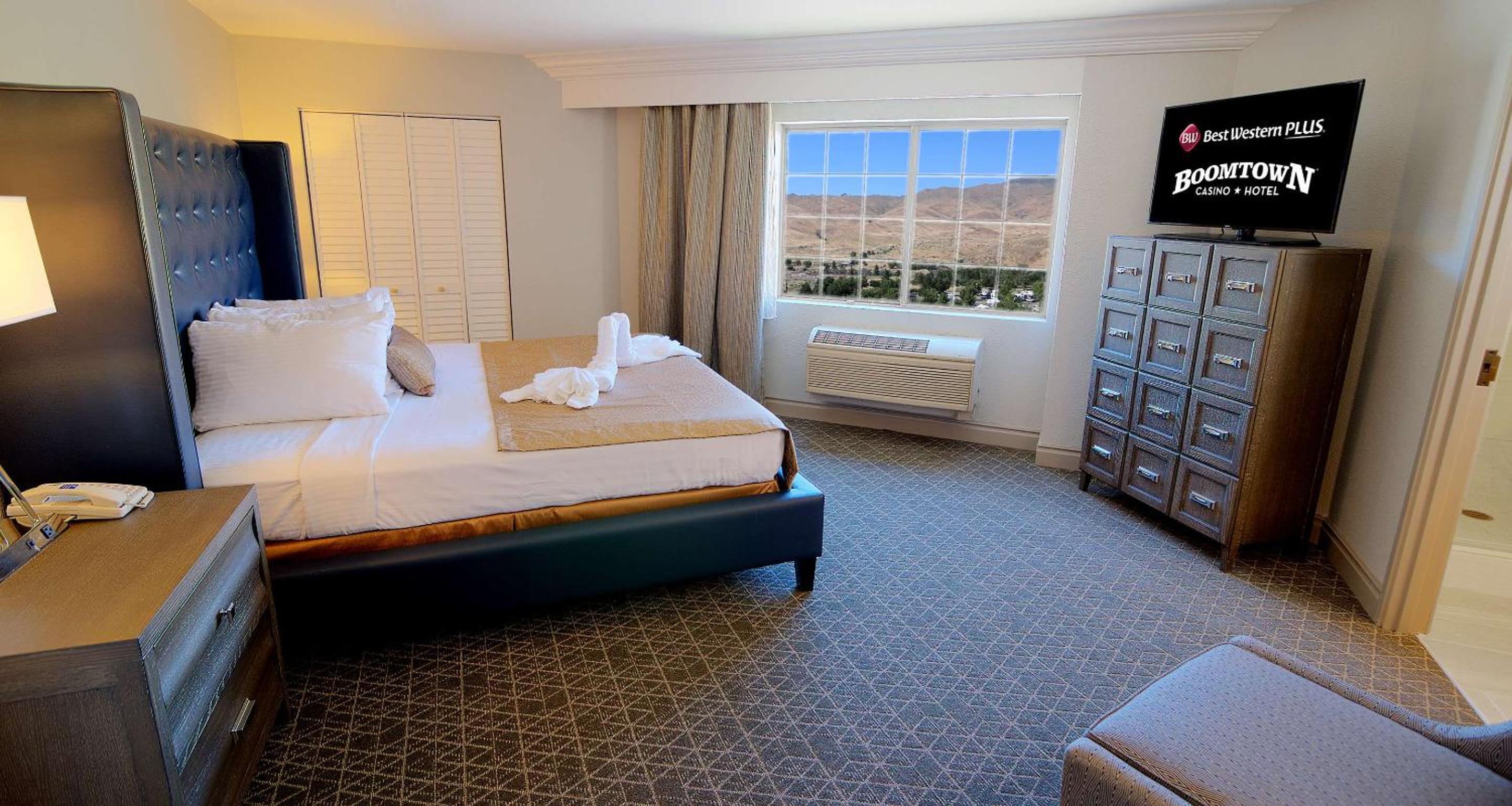 King Room with View - Non-Smoking - Photo 5