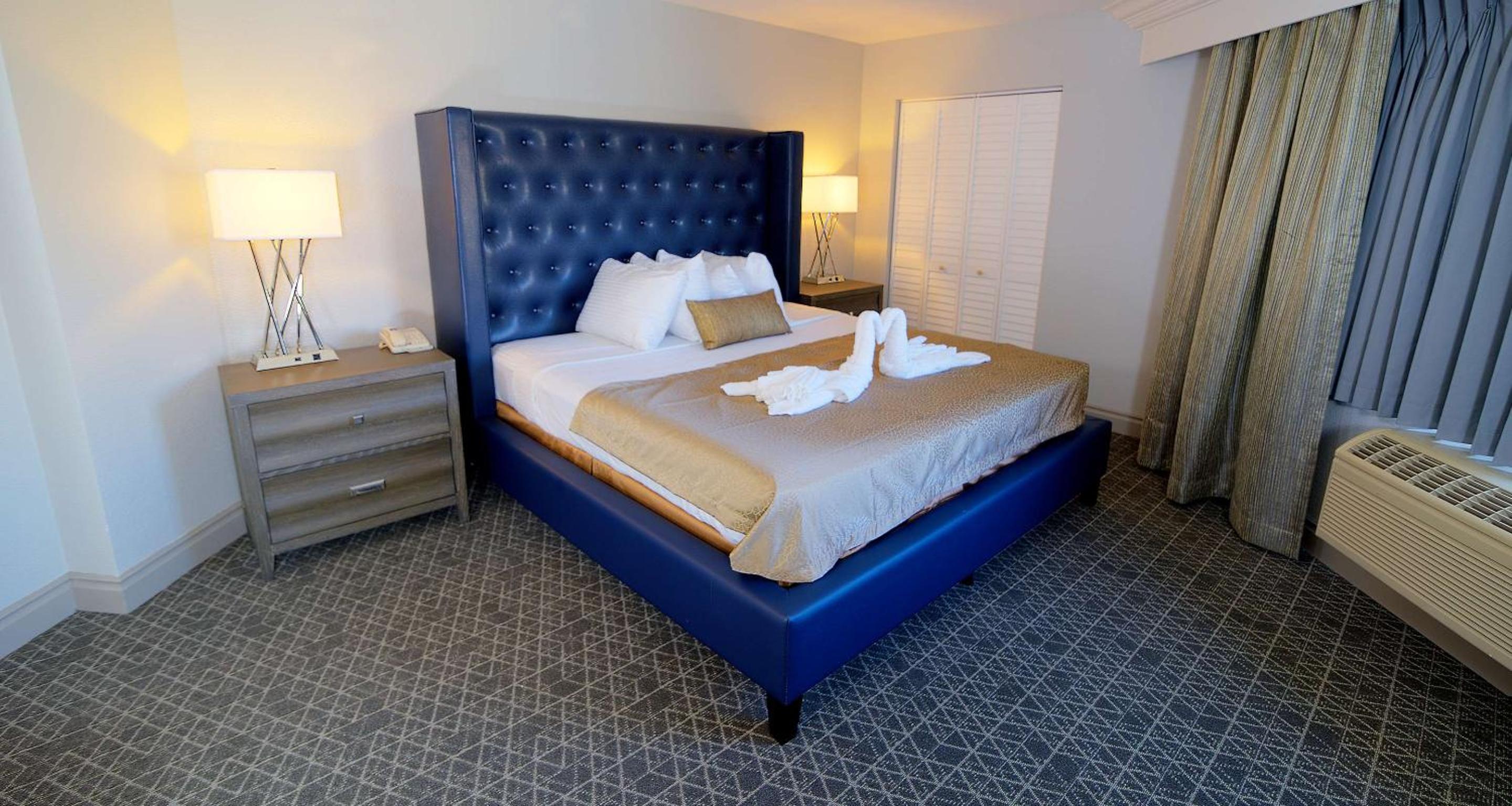 King Suite with Fireplace - Non-Smoking photo 3