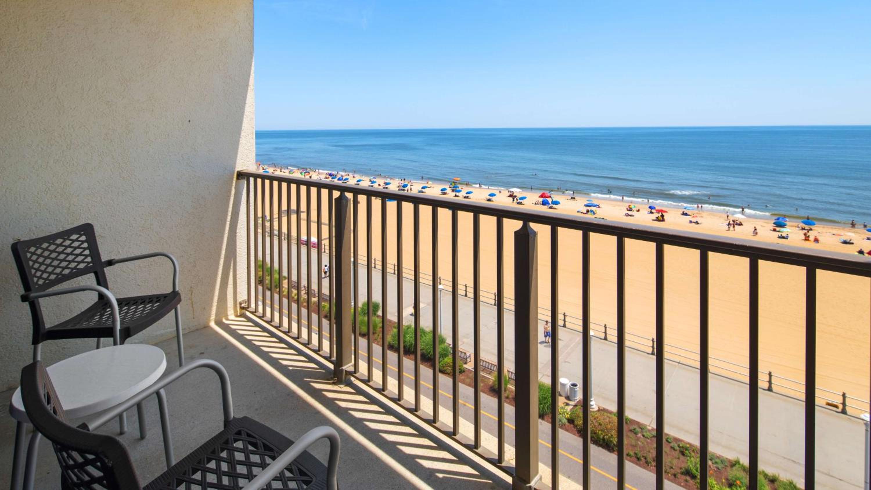 King Room with Oceanfront View - Non-Smoking - Photo 5