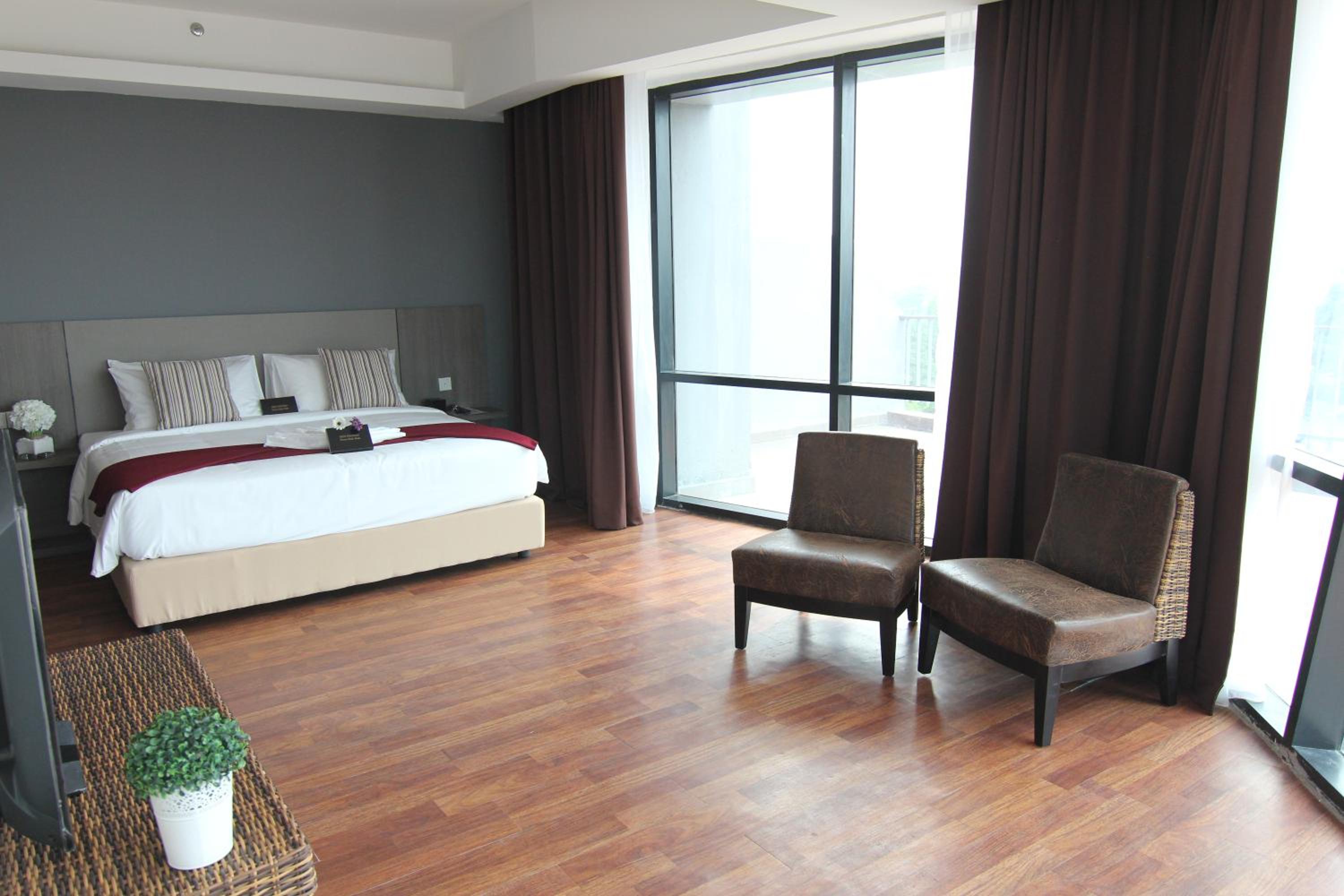 Executive Suite - Photo 13