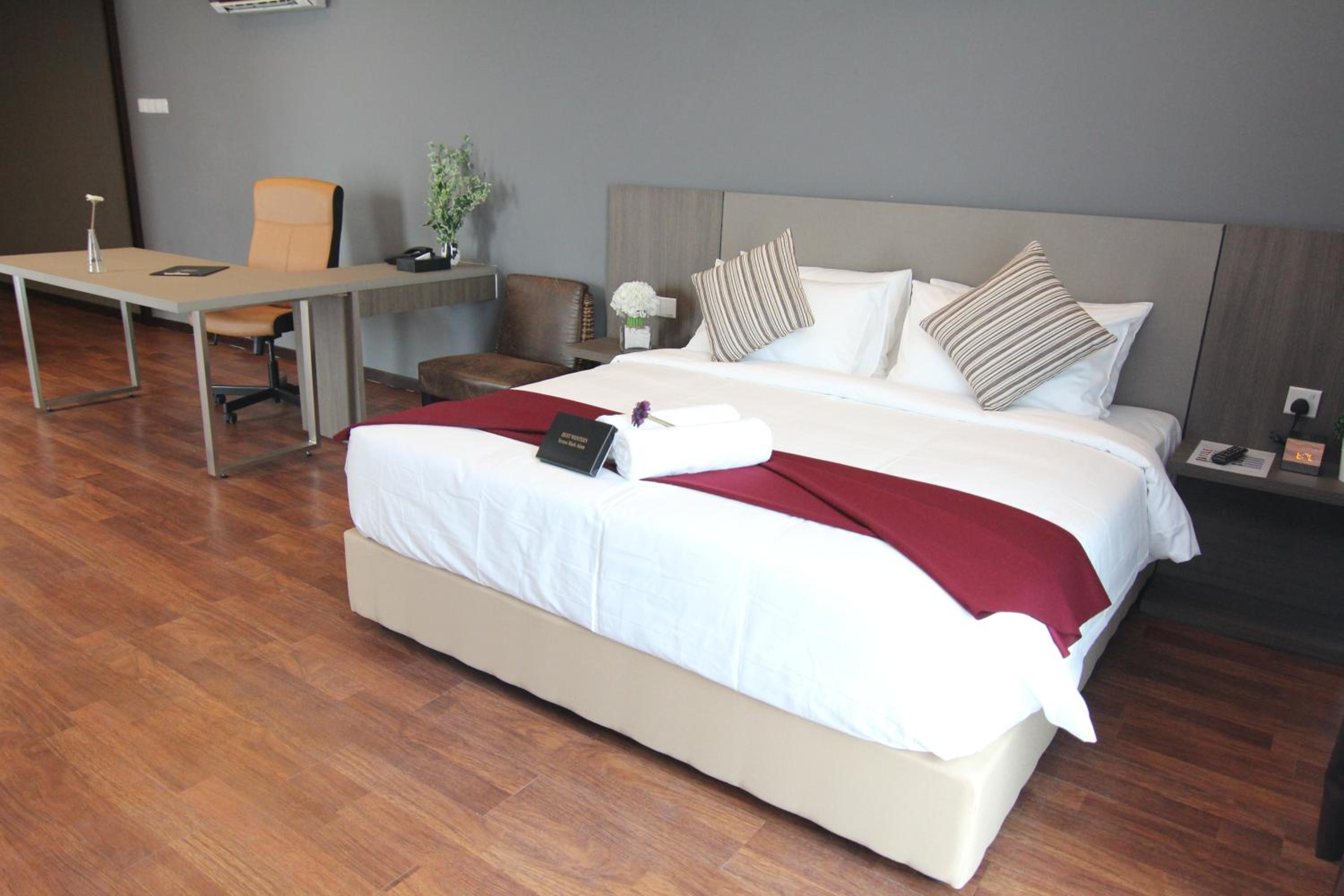 Deluxe King Room - Photo 15