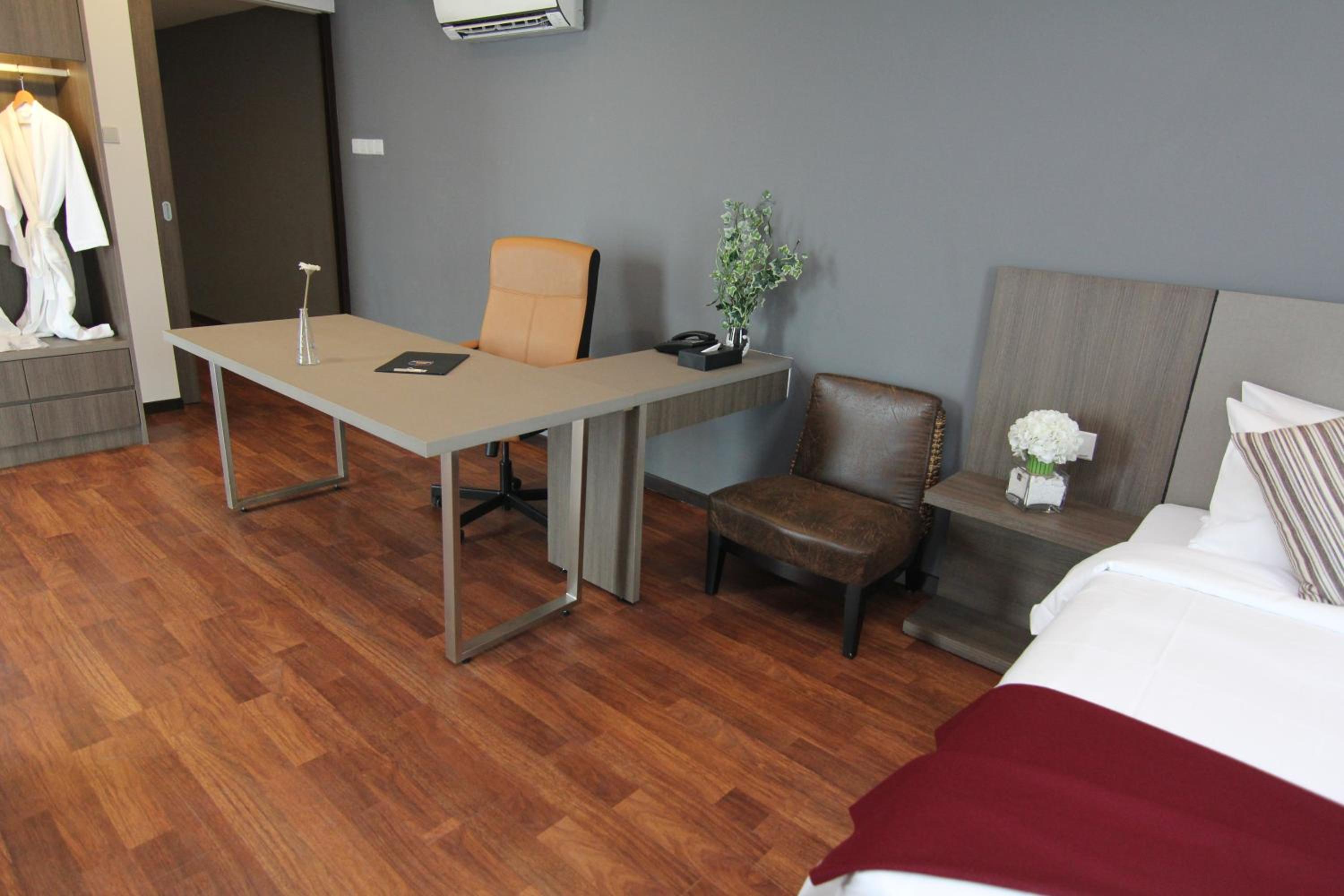 Deluxe King Room - Photo 14