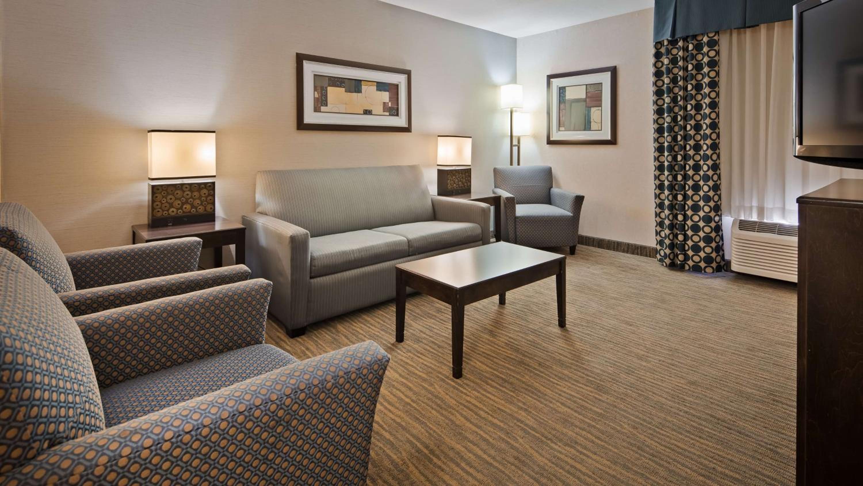One-Bedroom Queen Suite with Sofa Bed and Wet Bar - Non-Smoking