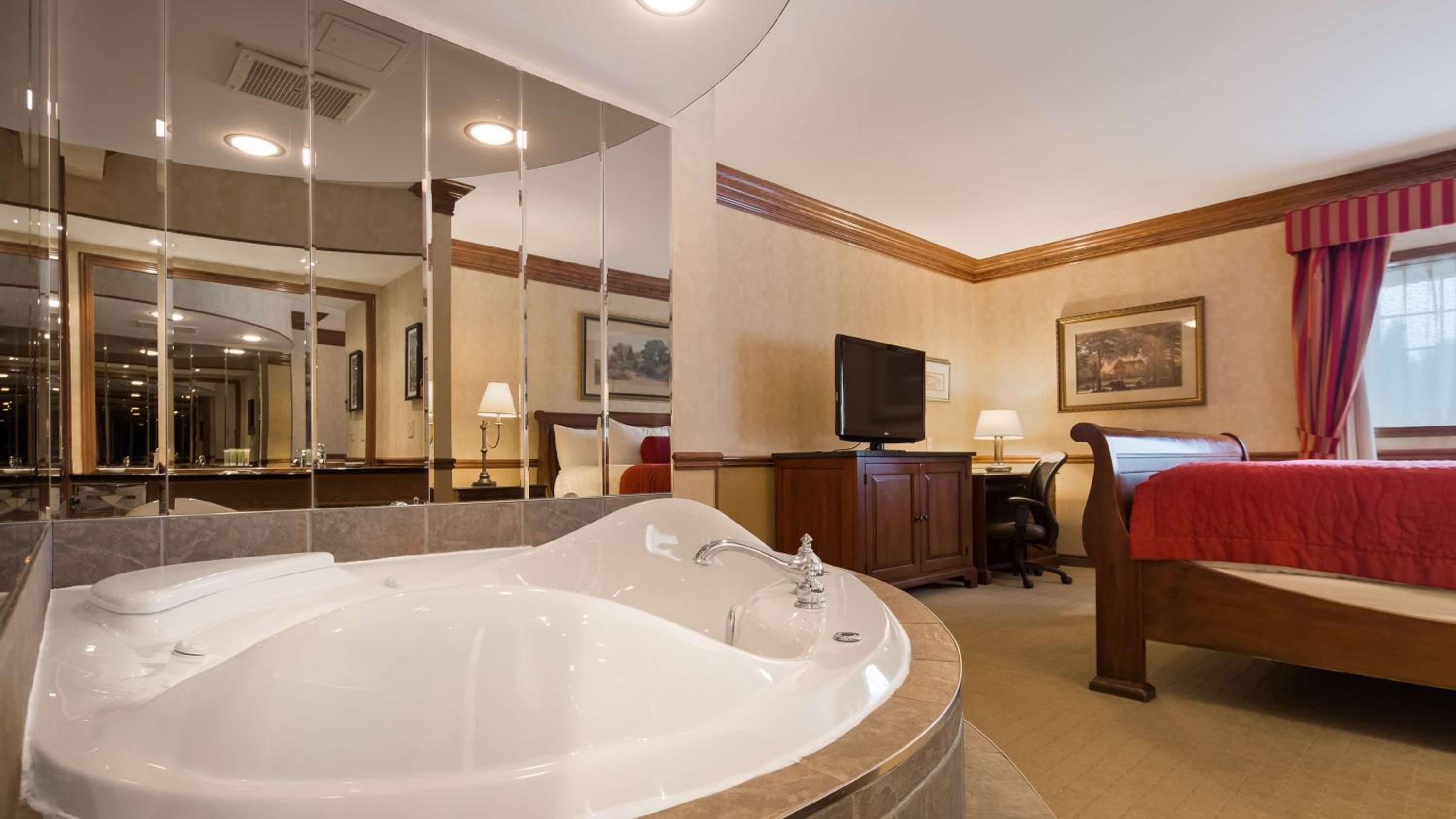King Suite with Jetted Tub - Non-Smoking photo 2