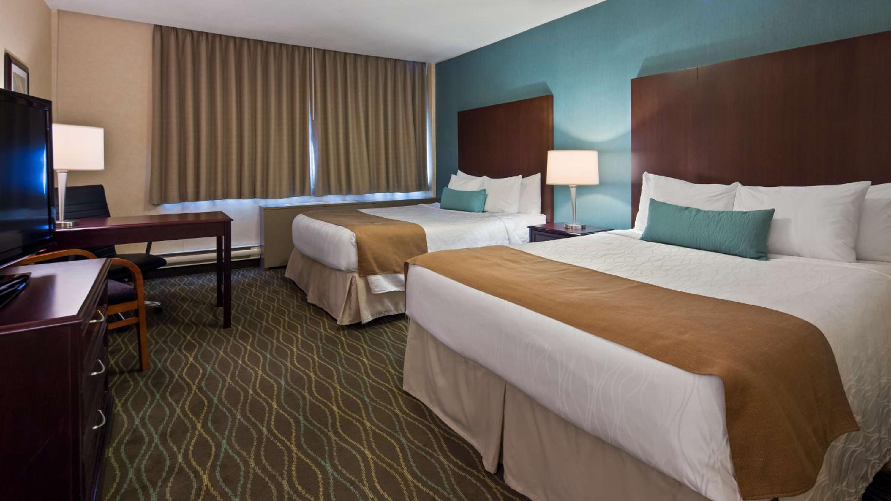 Queen Room with Two Queen Beds - Non-Smoking - Photo 1
