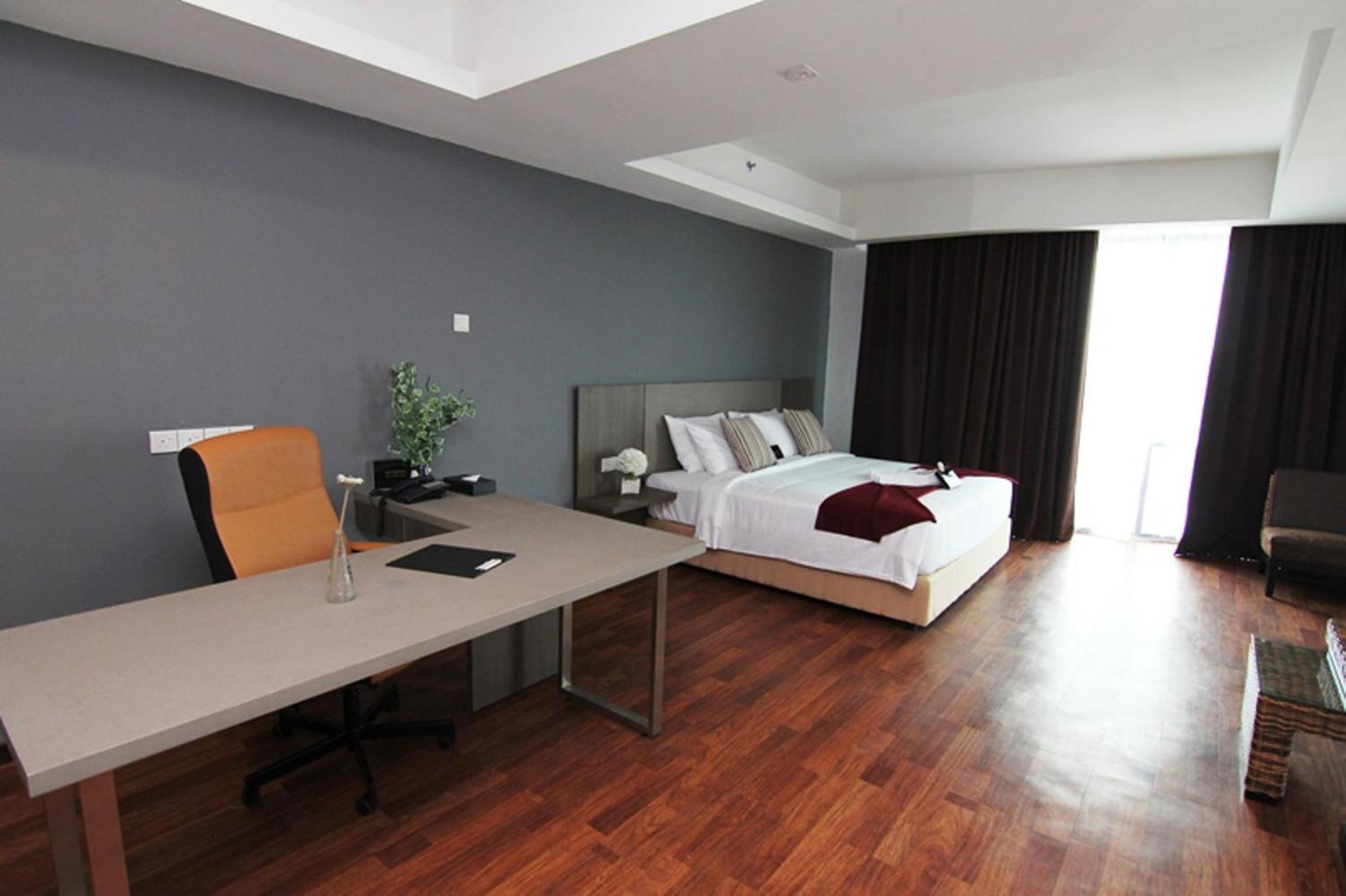 Deluxe King Room - Photo 13