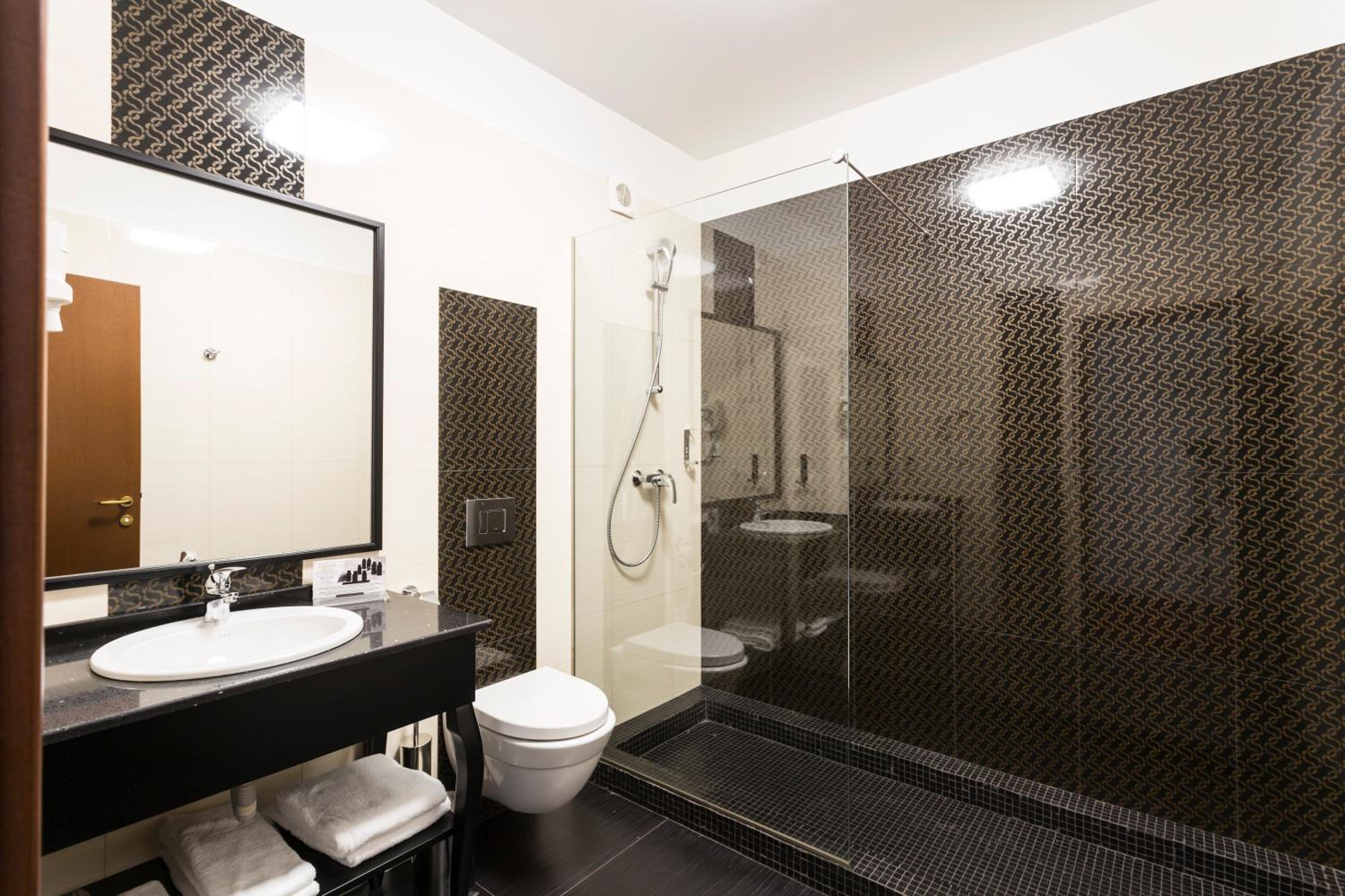 Premium Double Room - Photo 9