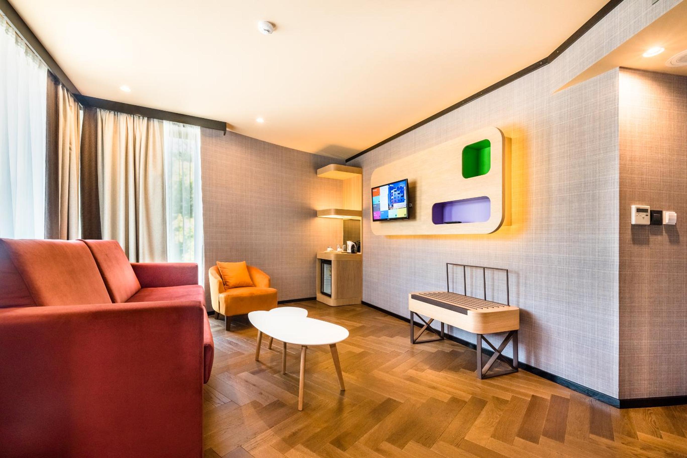 Suite - Photo 1