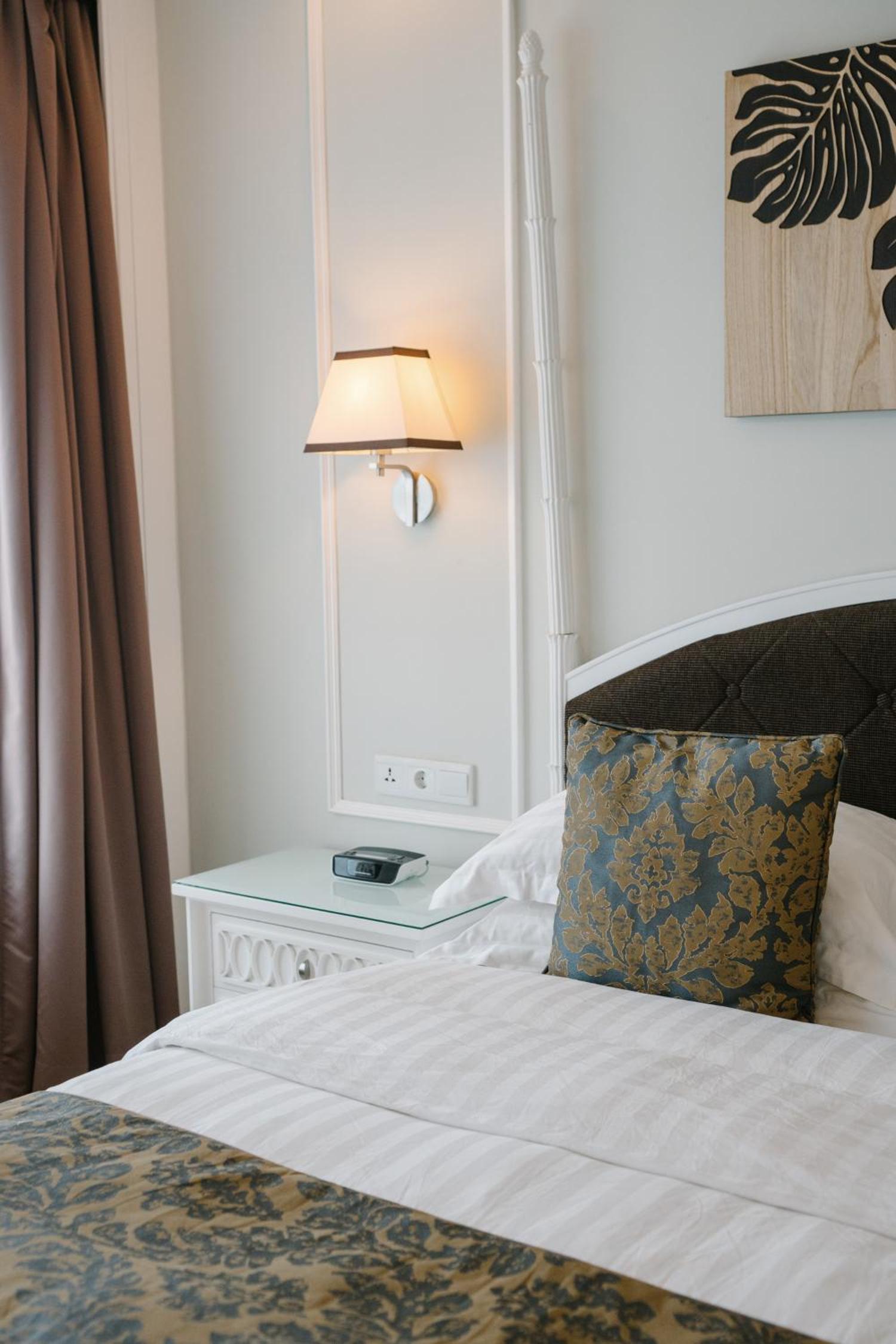 Premier Two-Bedroom Apartment - Photo 4